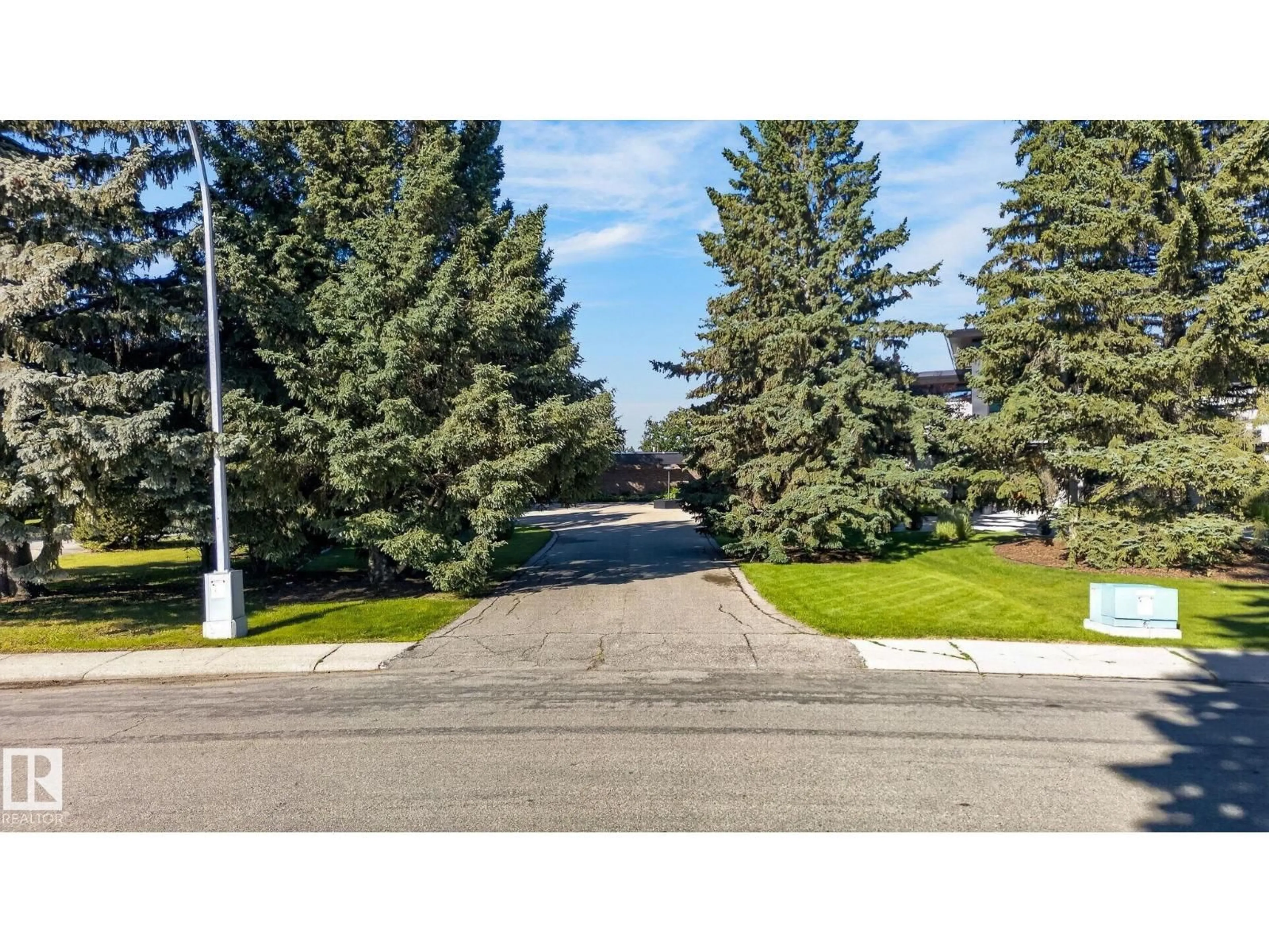 A pic from outside/outdoor area/front of a property/back of a property/a pic from drone, street for 59 WESTBROOK DR, Edmonton Alberta T6J2C8