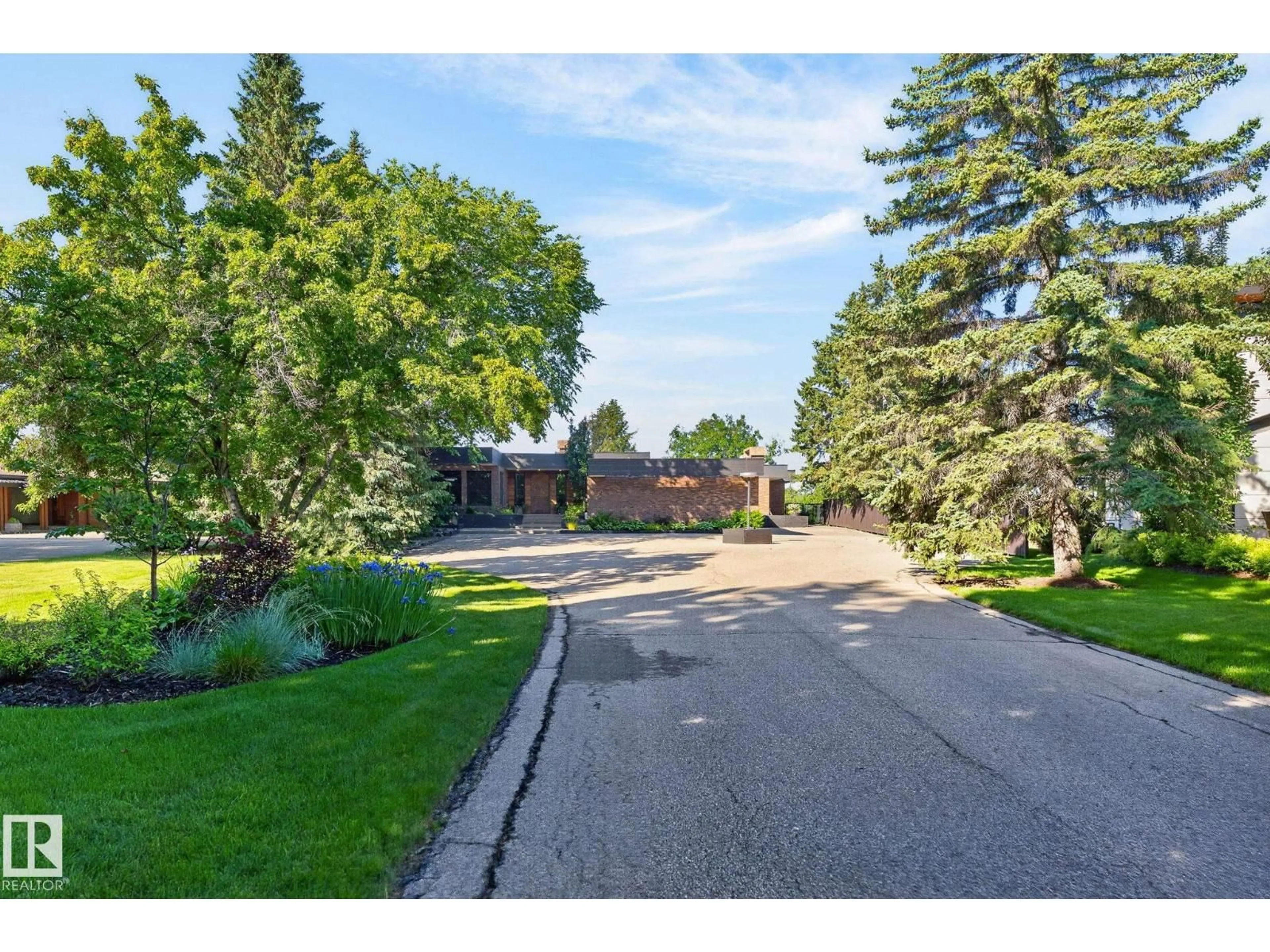 A pic from outside/outdoor area/front of a property/back of a property/a pic from drone, street for 59 WESTBROOK DR, Edmonton Alberta T6J2C8