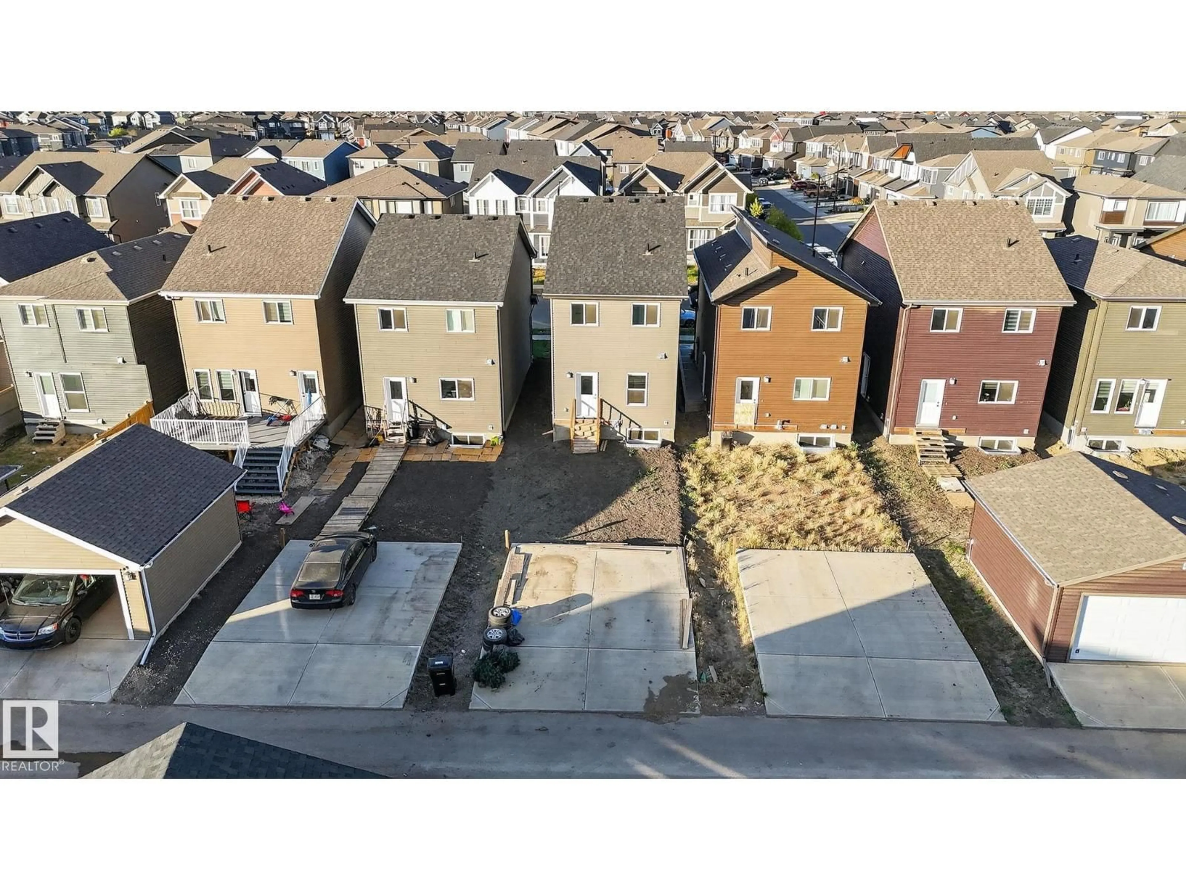 A pic from outside/outdoor area/front of a property/back of a property/a pic from drone, street for 264 ORCHARDS BV, Edmonton Alberta T6X2Y6