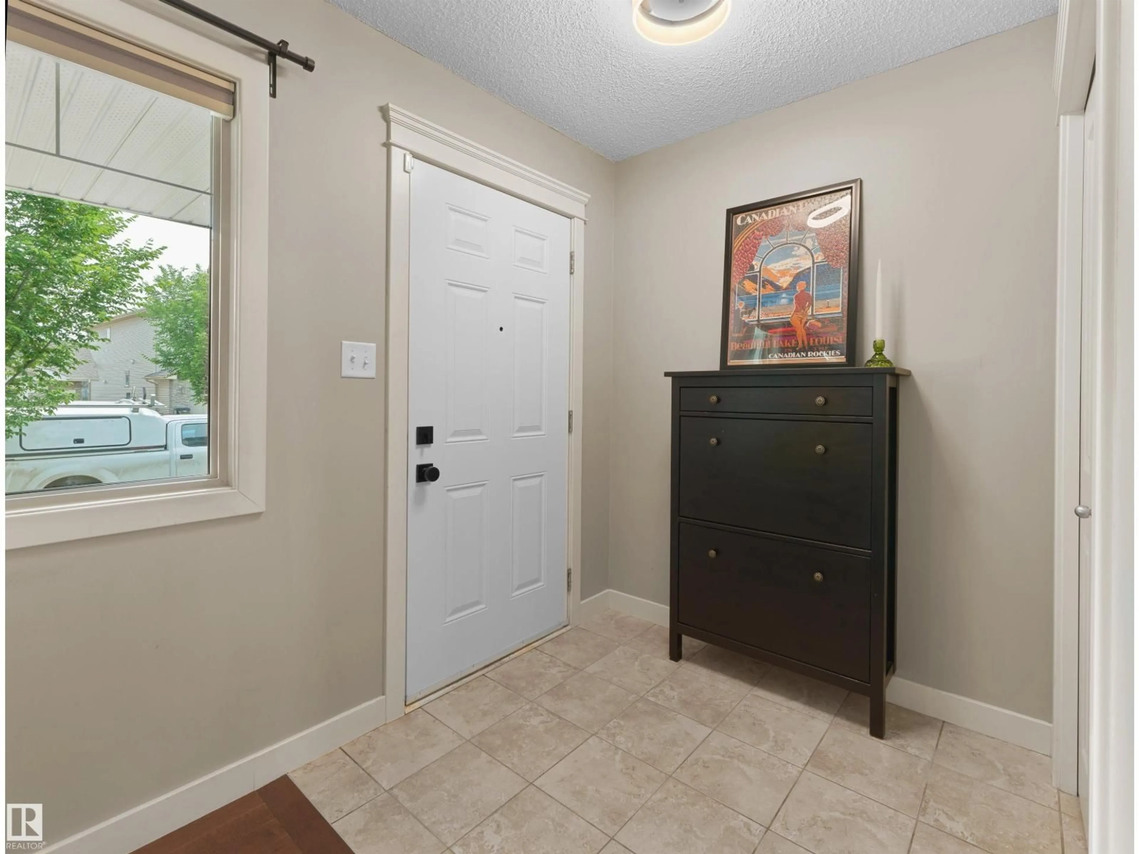 Indoor entryway for 2132 GLENRIDDING WY, Edmonton Alberta T6W2H4