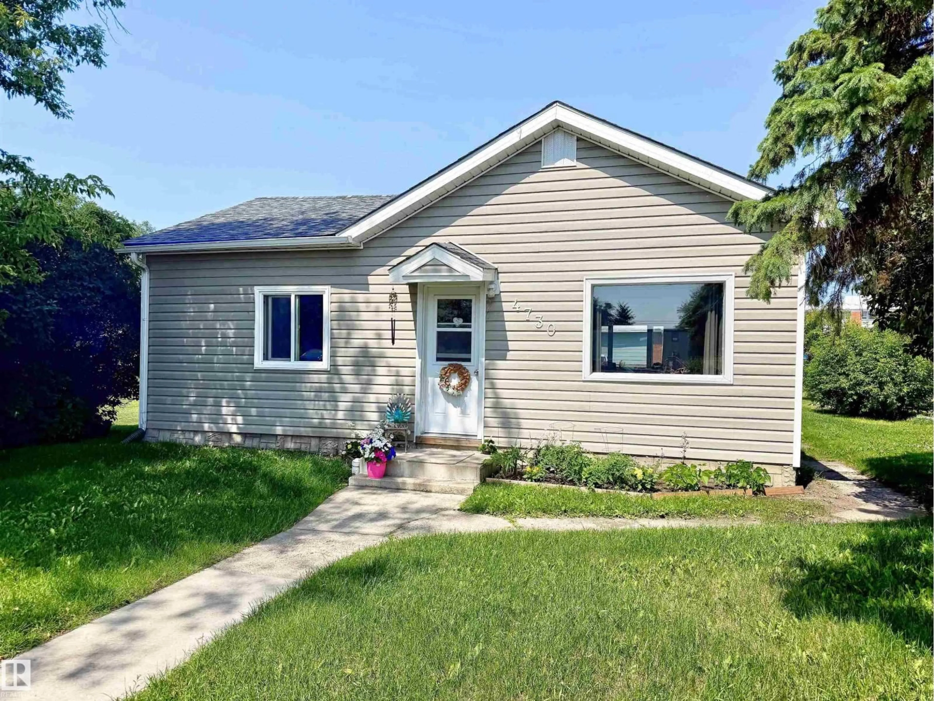 Home with vinyl exterior material, street for 4730 46 AV, St. Paul Town Alberta T0A3A3