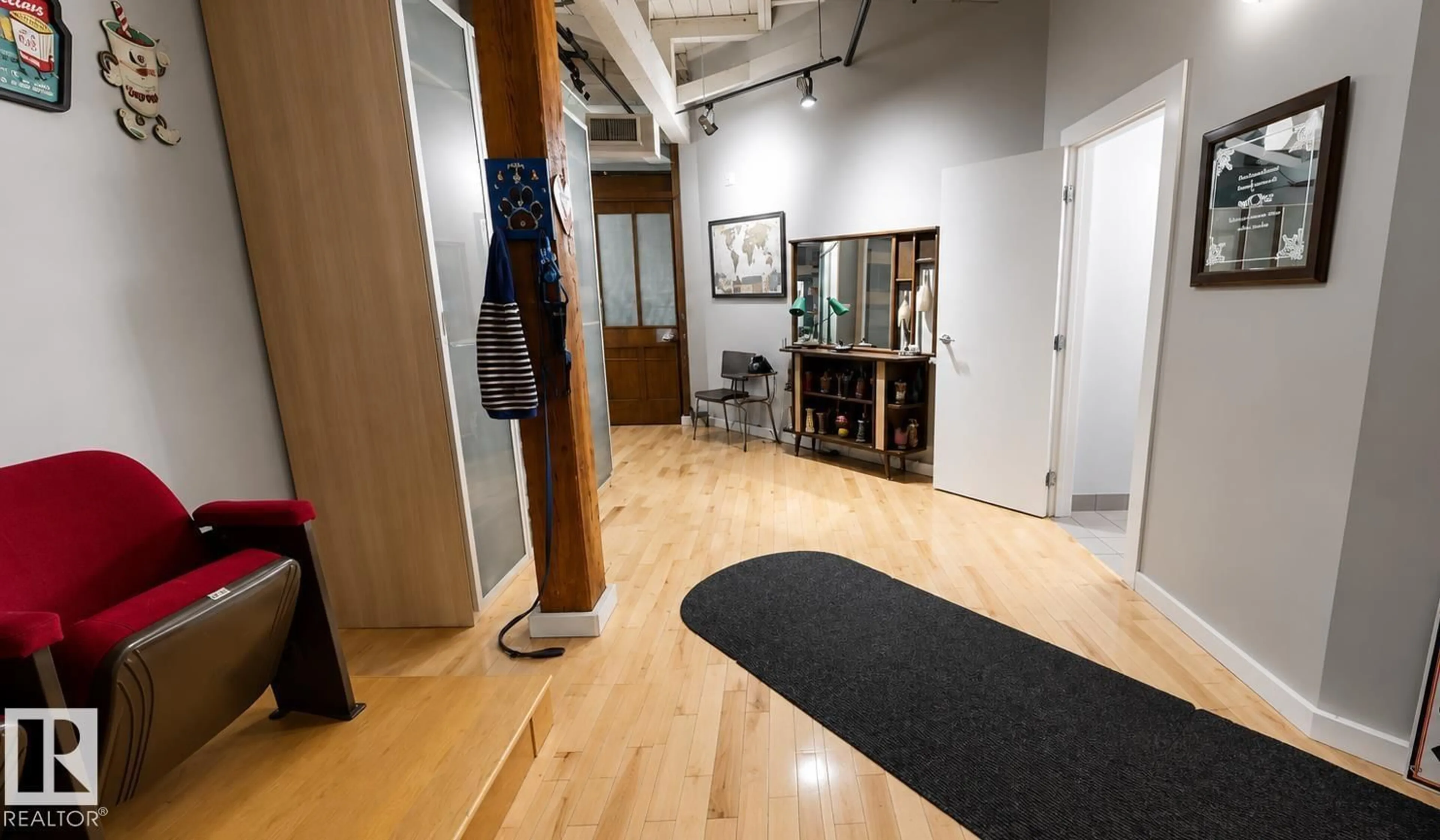 Indoor foyer for 506 - 10169 104 ST, Edmonton Alberta T5J1A5