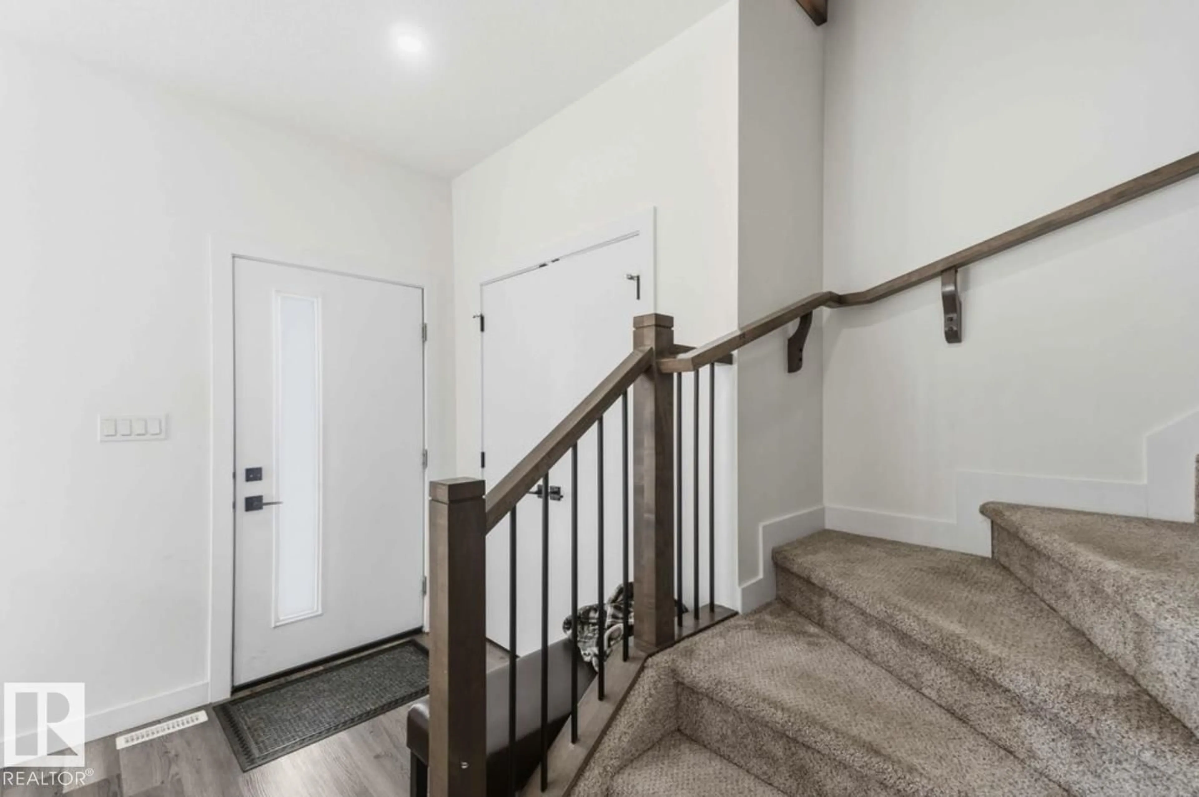 Indoor entryway for 17924 61 STREET, Edmonton Alberta T5Y3X1