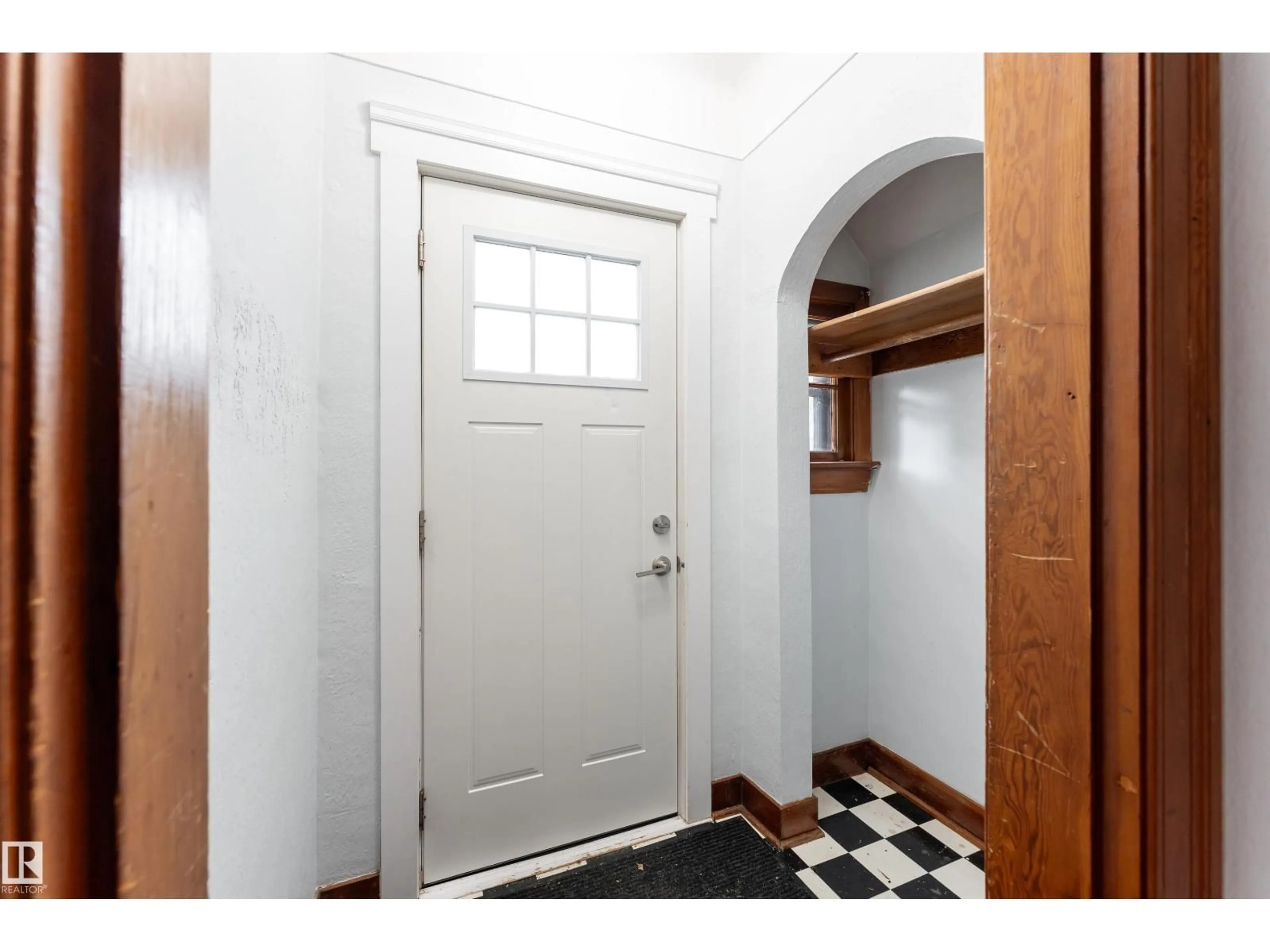 Indoor entryway for 11112 81 AV, Edmonton Alberta T6G0S5