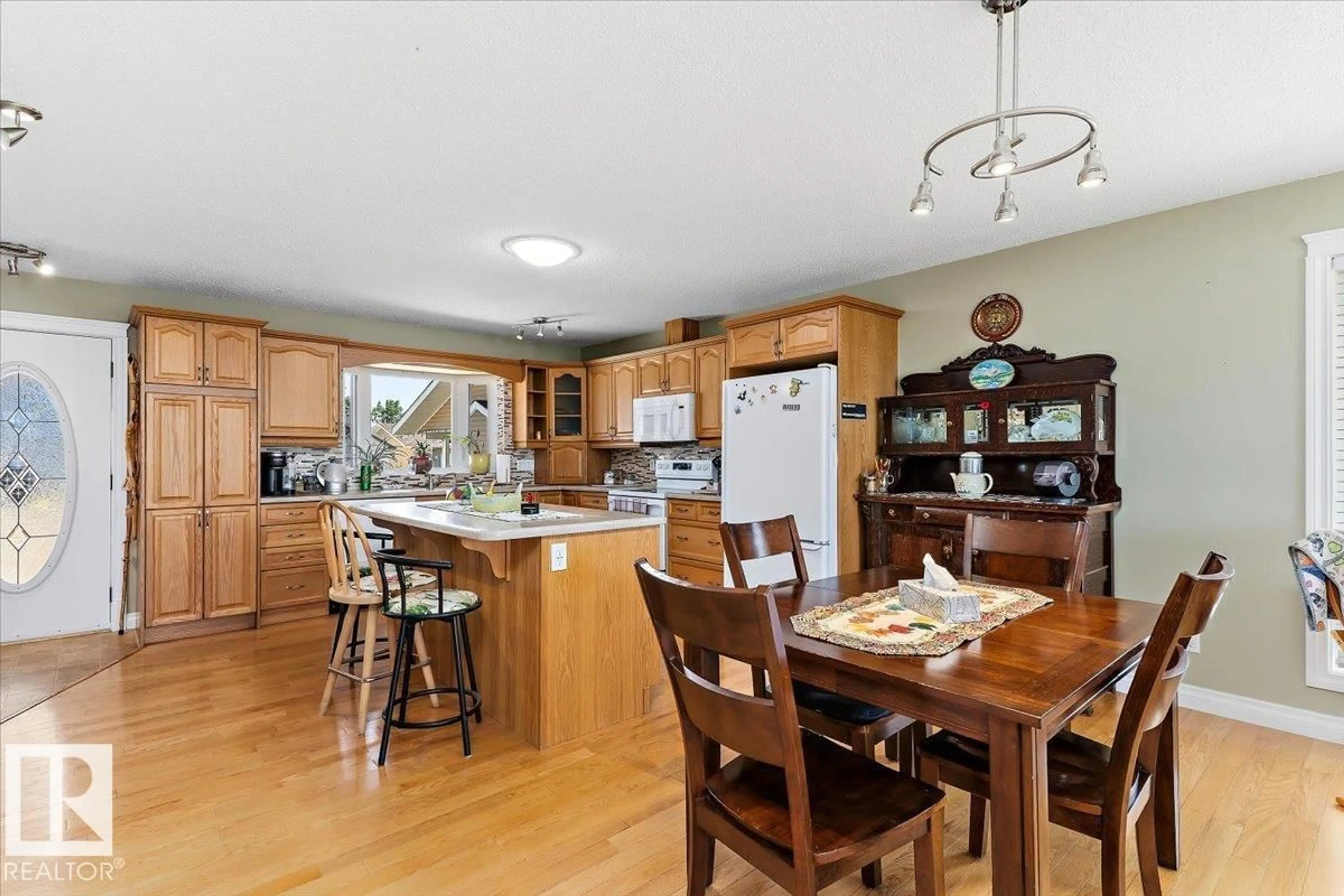 Open concept kitchen, unknown for 5316 53 ST, Tofield Alberta T0B4J0