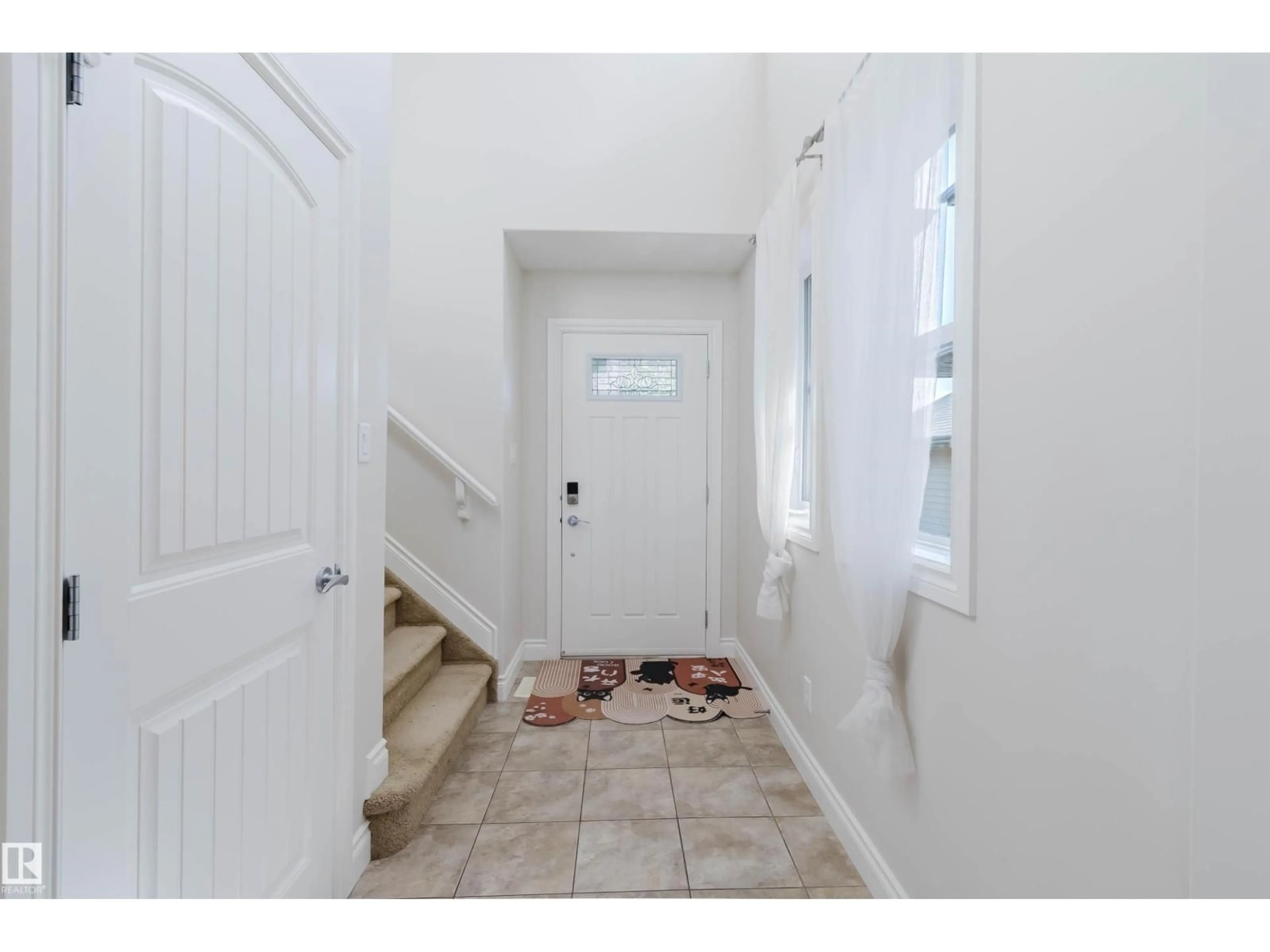 Indoor entryway for 17348 6 AV, Edmonton Alberta T6W2A7