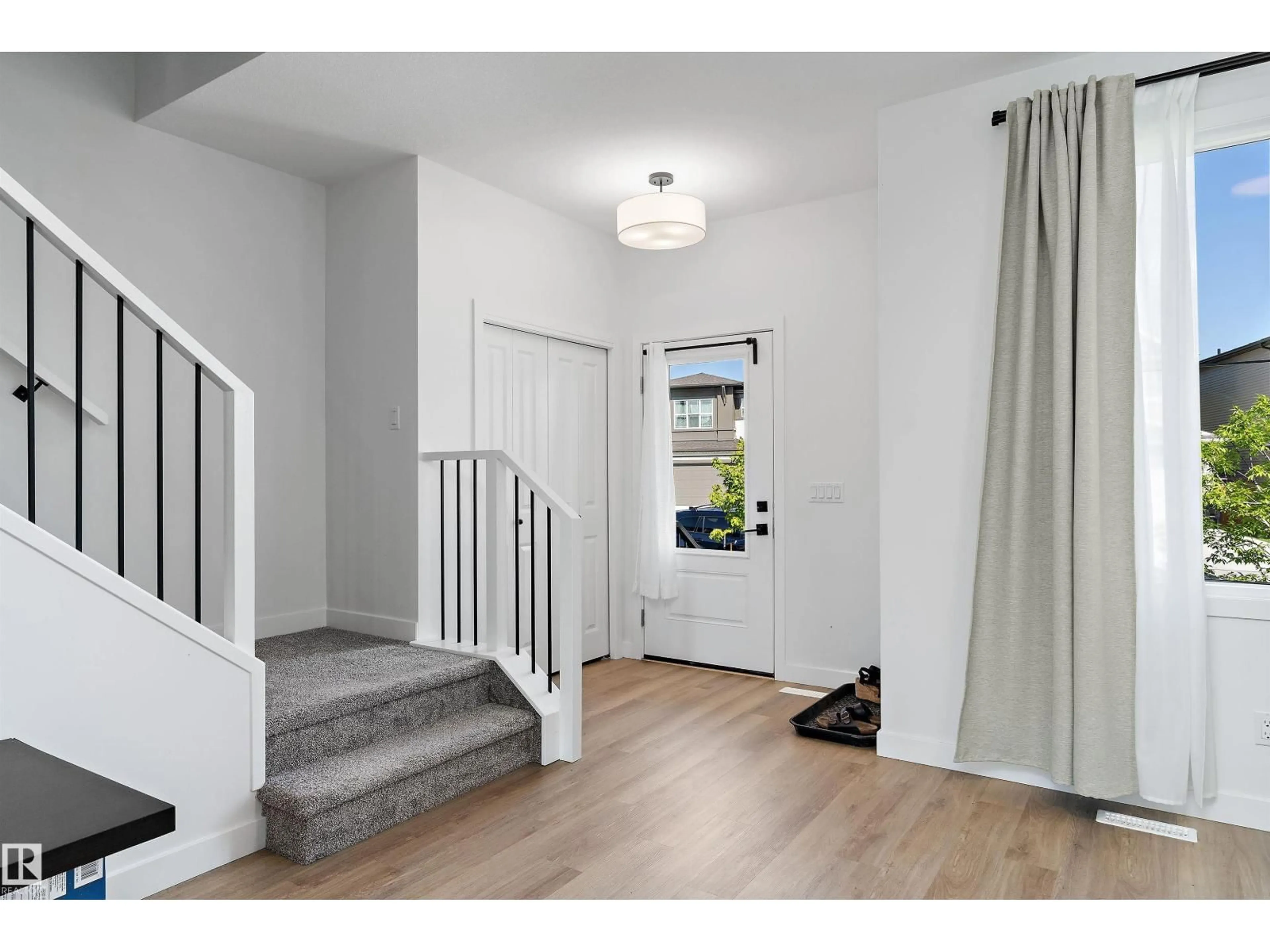 Indoor entryway for 1439 GOODSPEED LN, Edmonton Alberta T5T0W2