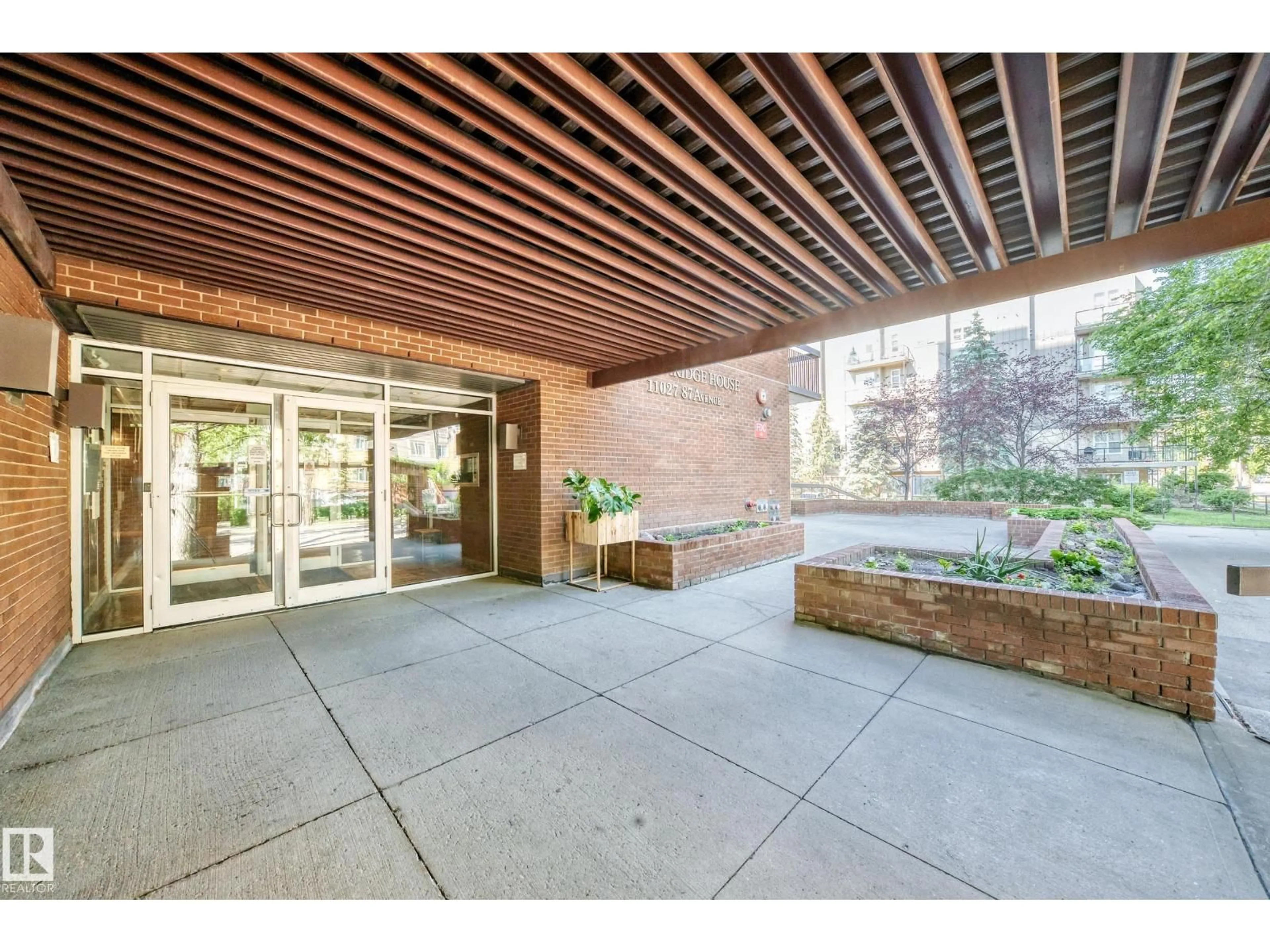 Indoor foyer for 1802 - 11027 87 AV, Edmonton Alberta T6G2P9