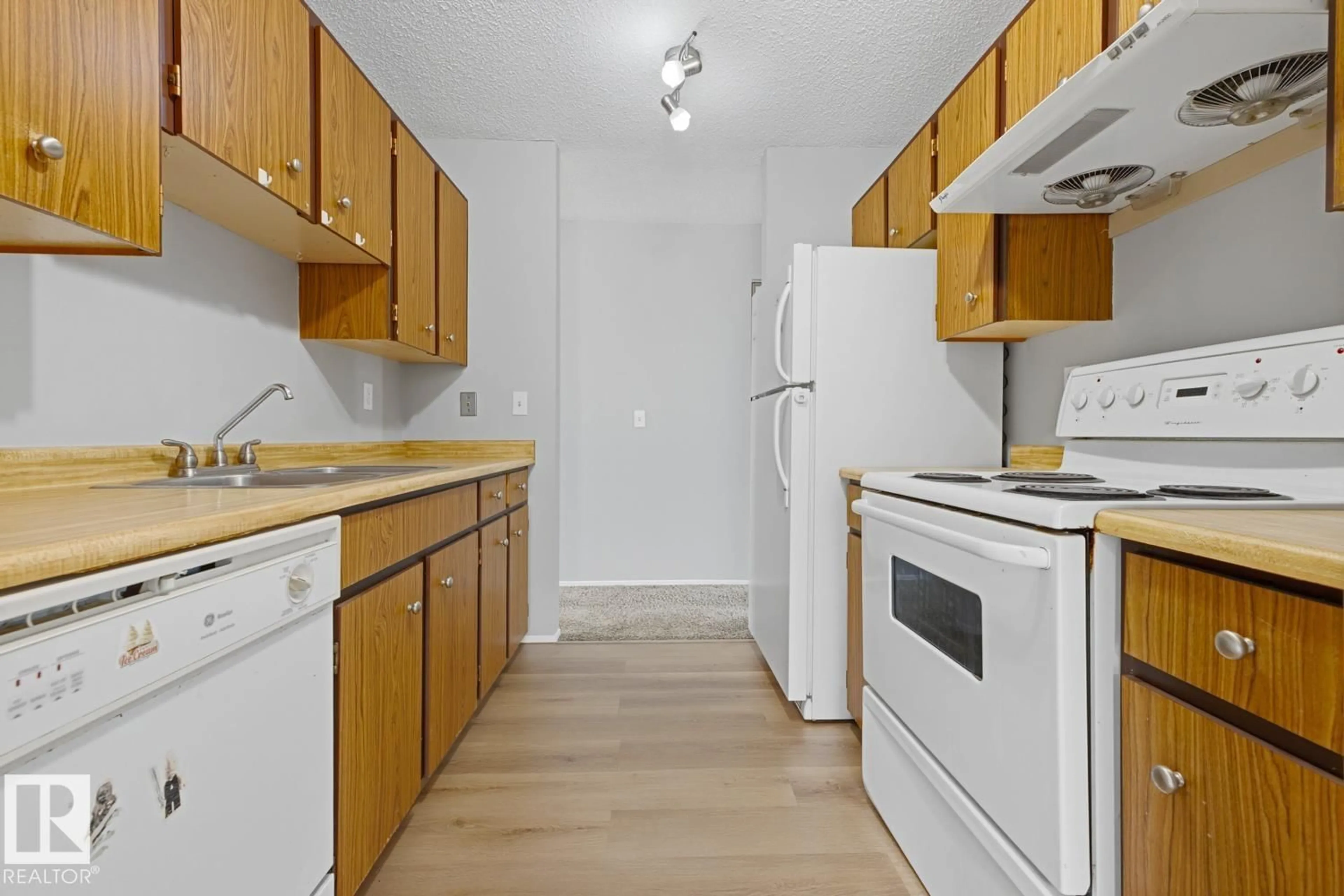 Standard kitchen, unknown for 5514 93A AV, Edmonton Alberta T6B2K7
