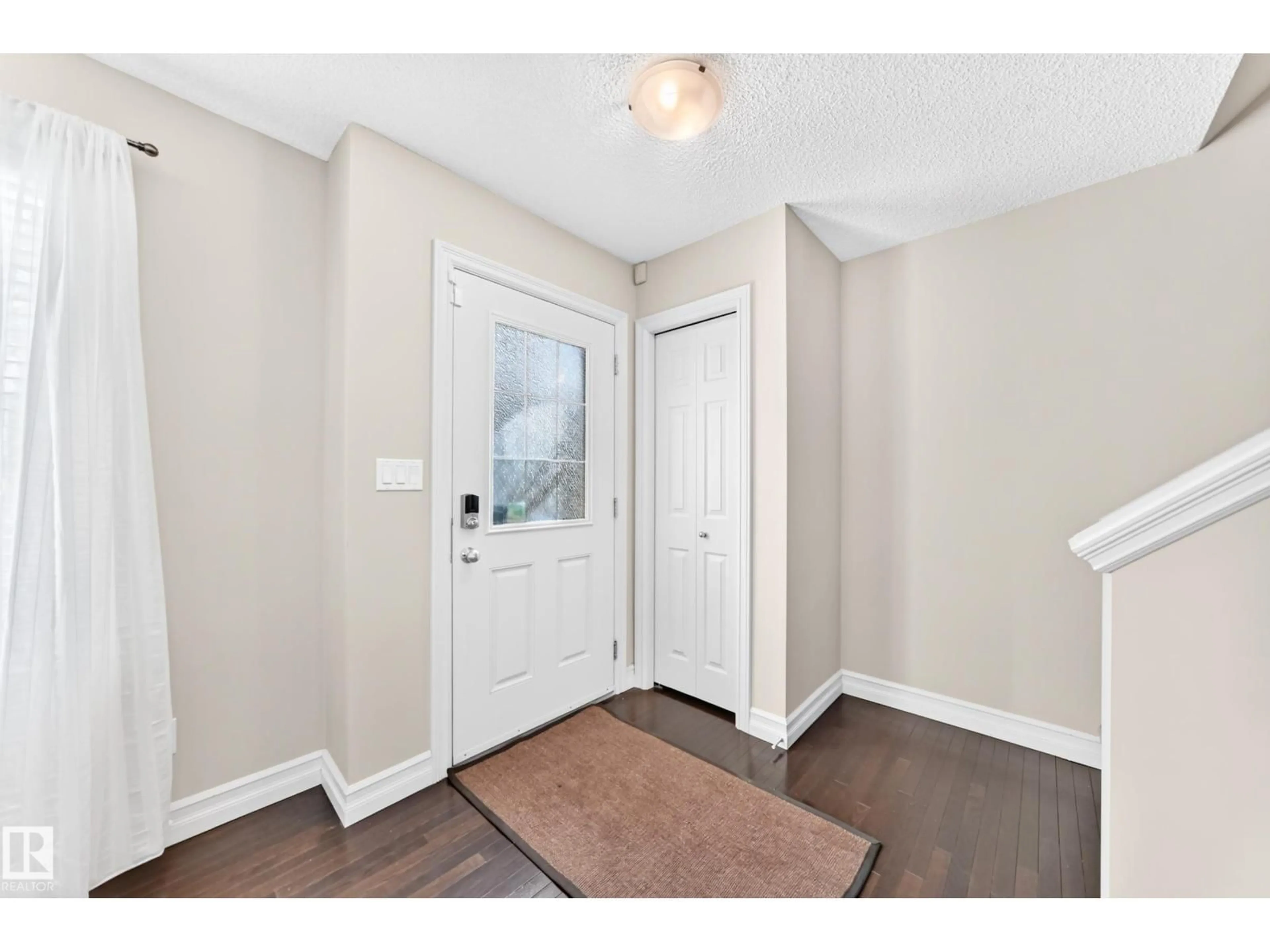 Indoor entryway for 5321 3 AV SW, Edmonton Alberta T6X0W7