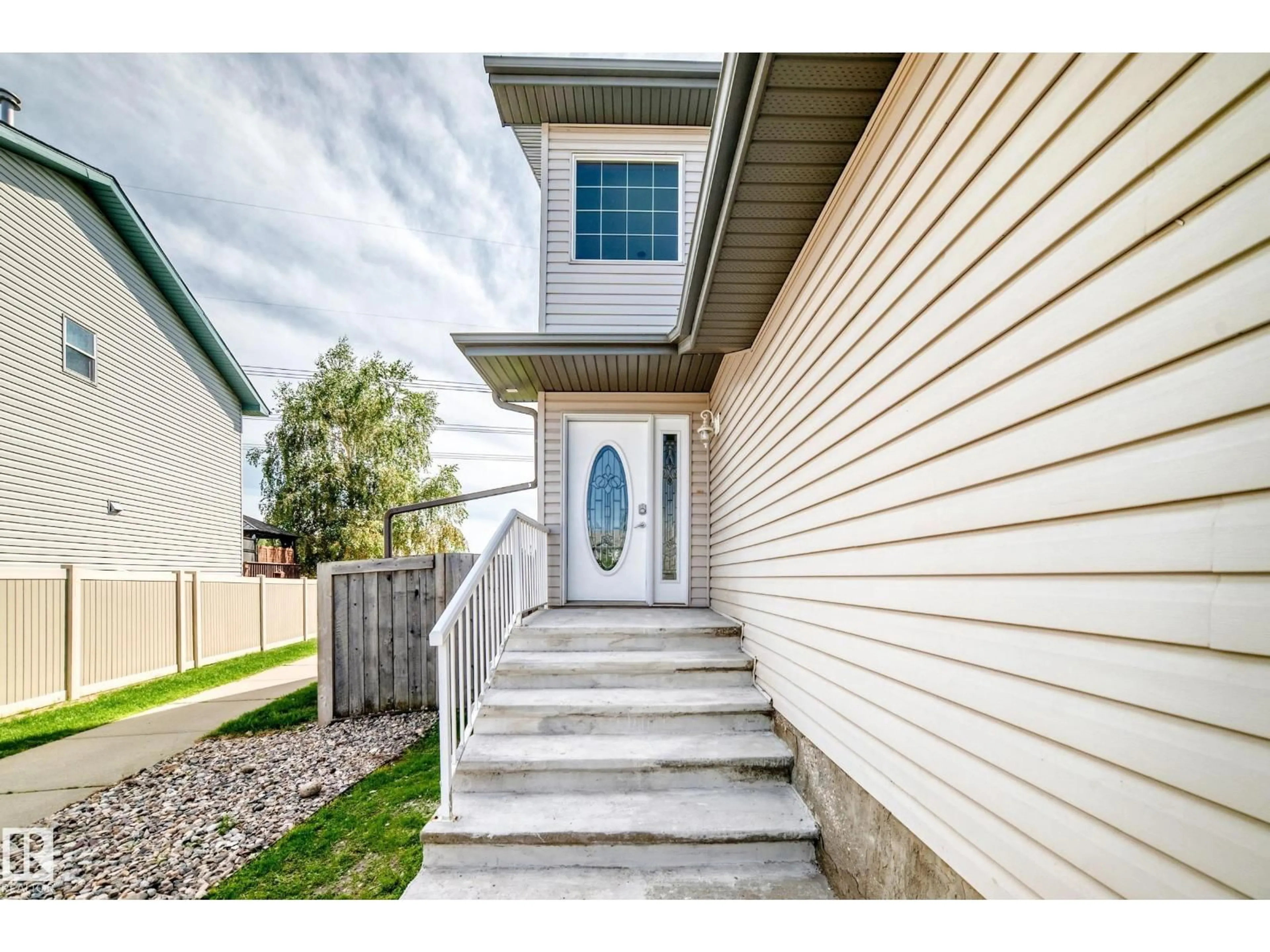 Home with vinyl exterior material, street for 686 KANANASKIS DR, Devon Alberta T9G2G8