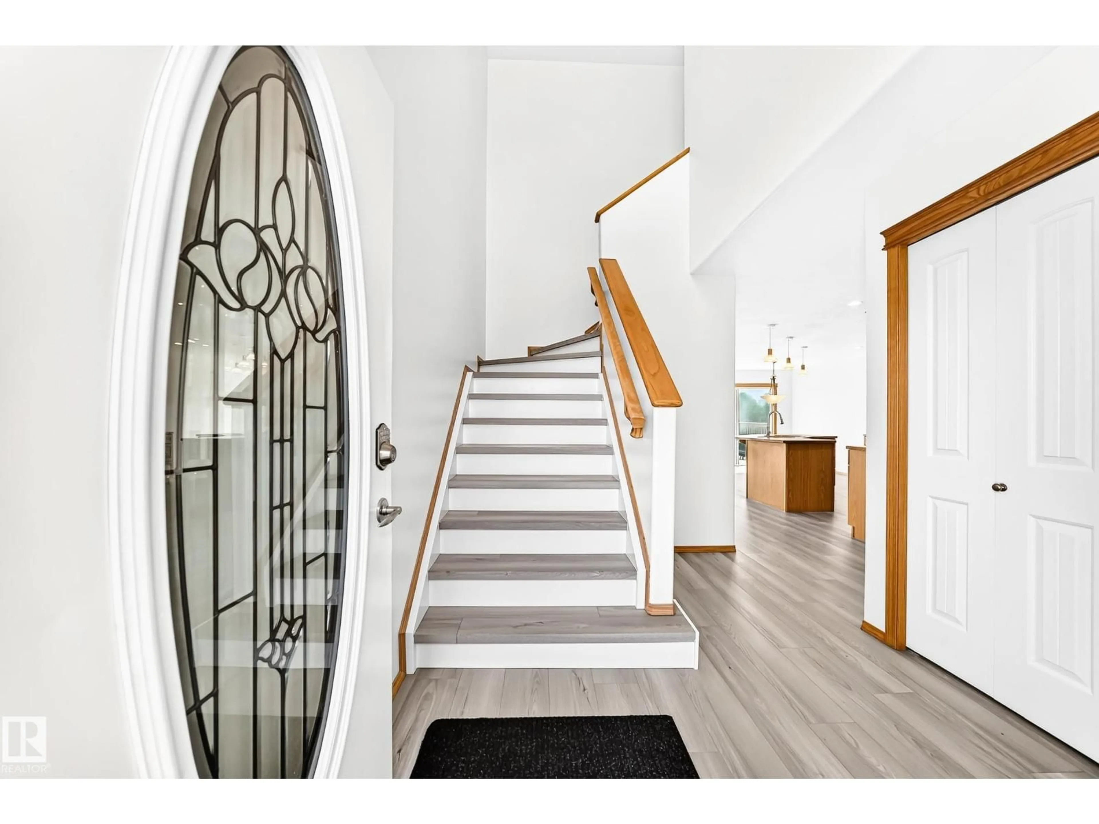 Indoor foyer for 686 KANANASKIS DR, Devon Alberta T9G2G8