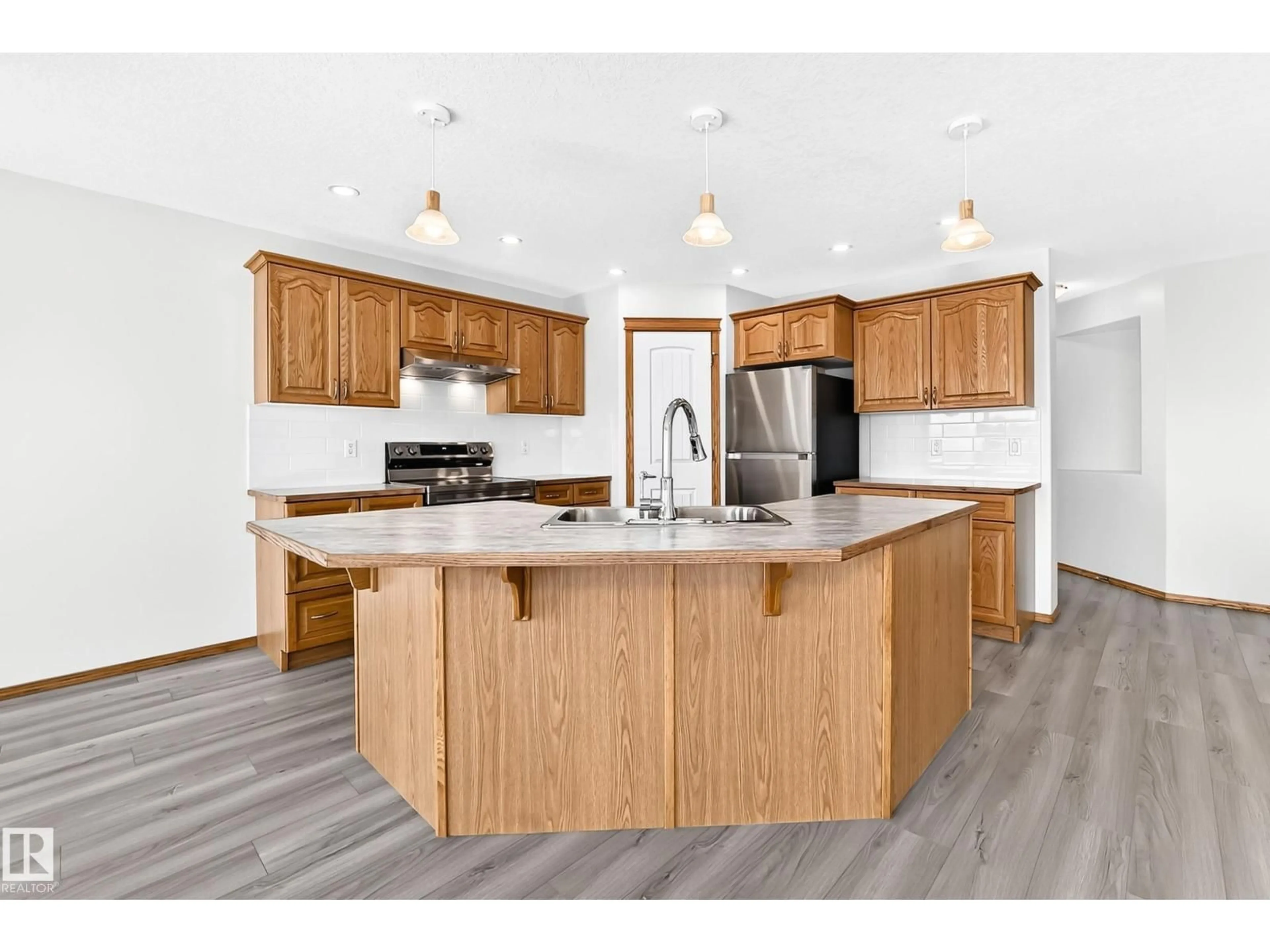 Open concept kitchen, wood/laminate floor for 686 KANANASKIS DR, Devon Alberta T9G2G8