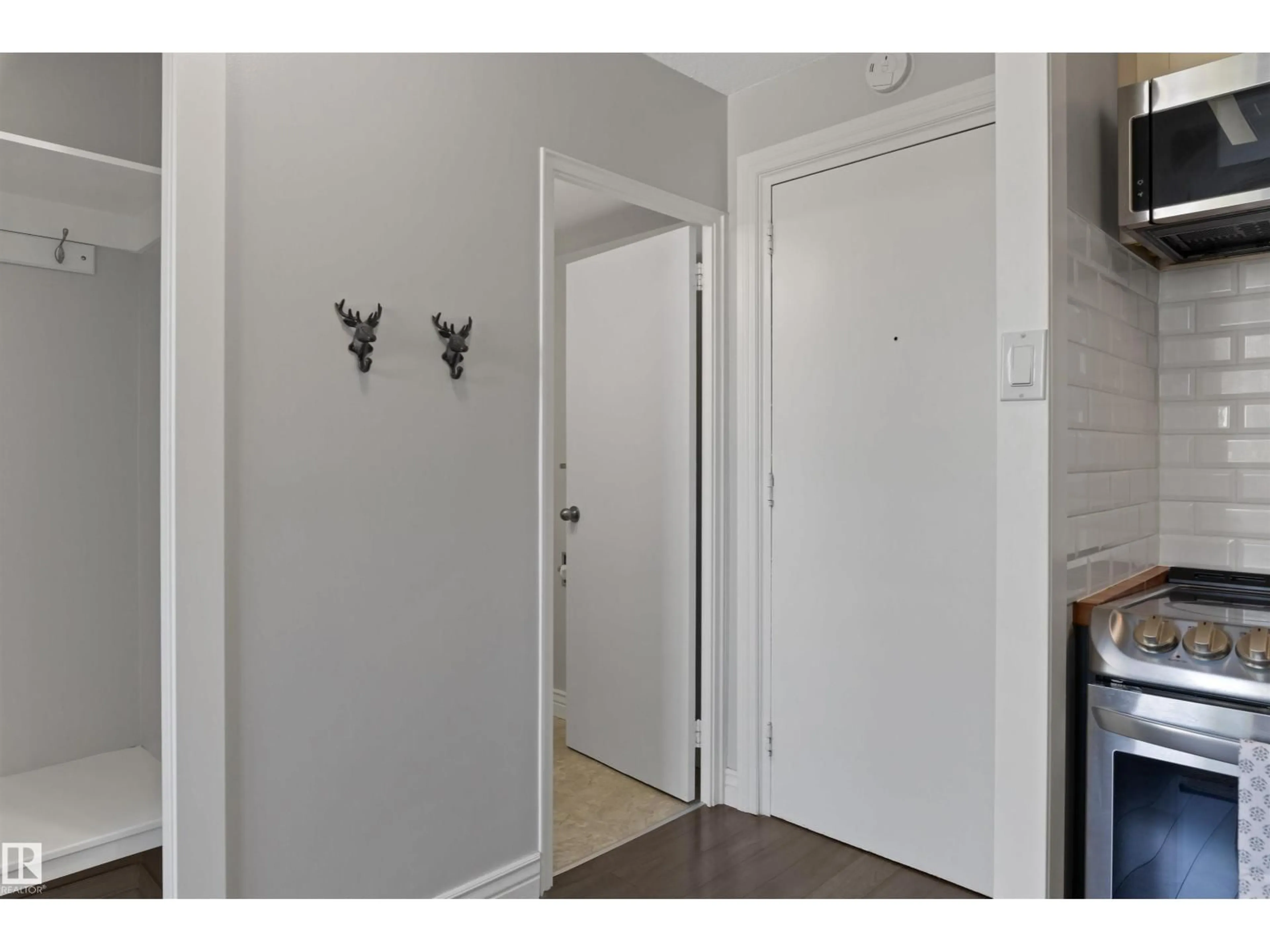 Indoor entryway for 705 - 9816 112 ST, Edmonton Alberta T5K1L5