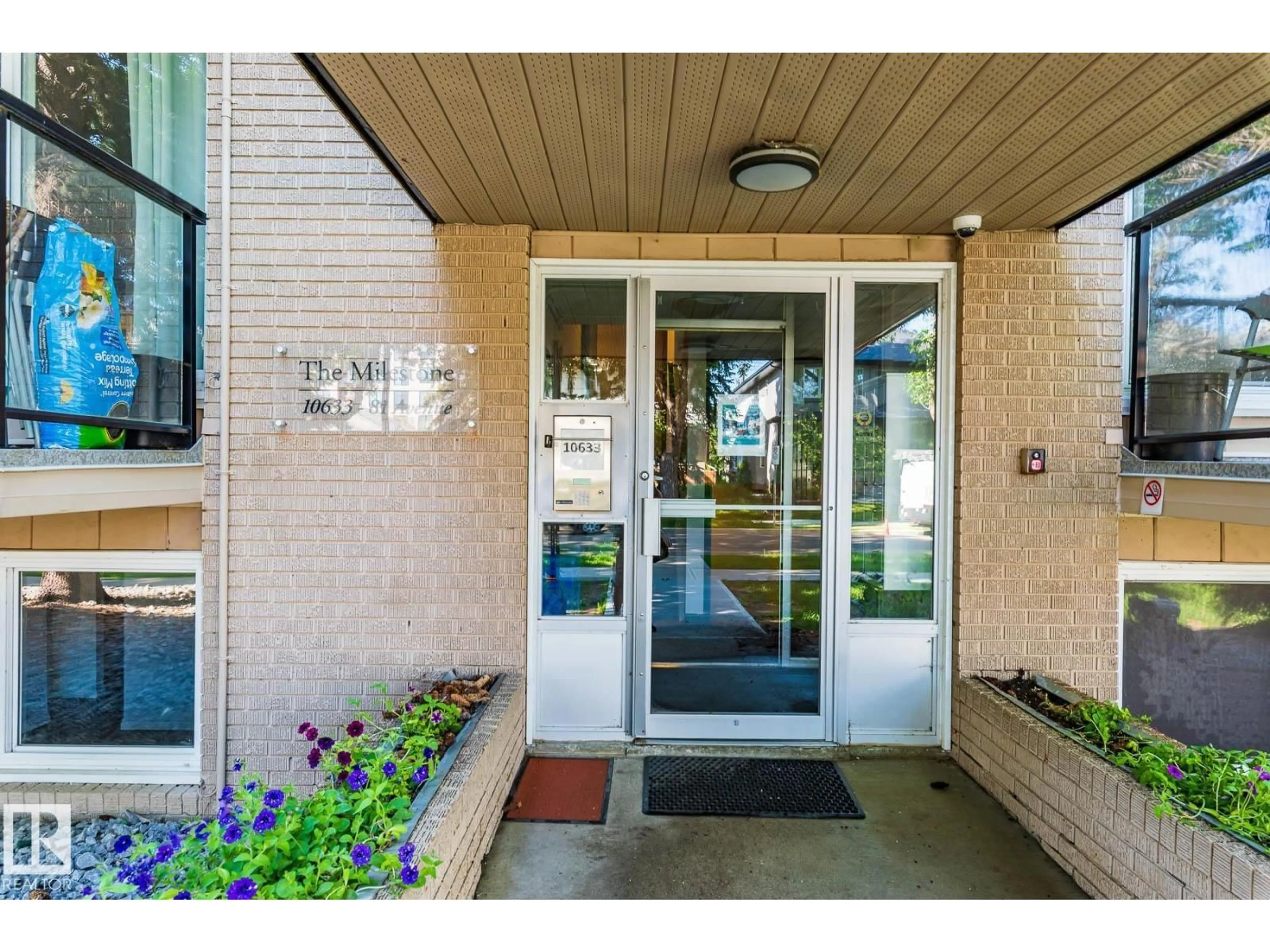 Indoor entryway for #204 - 10633 81 AV, Edmonton Alberta T6E1Y1