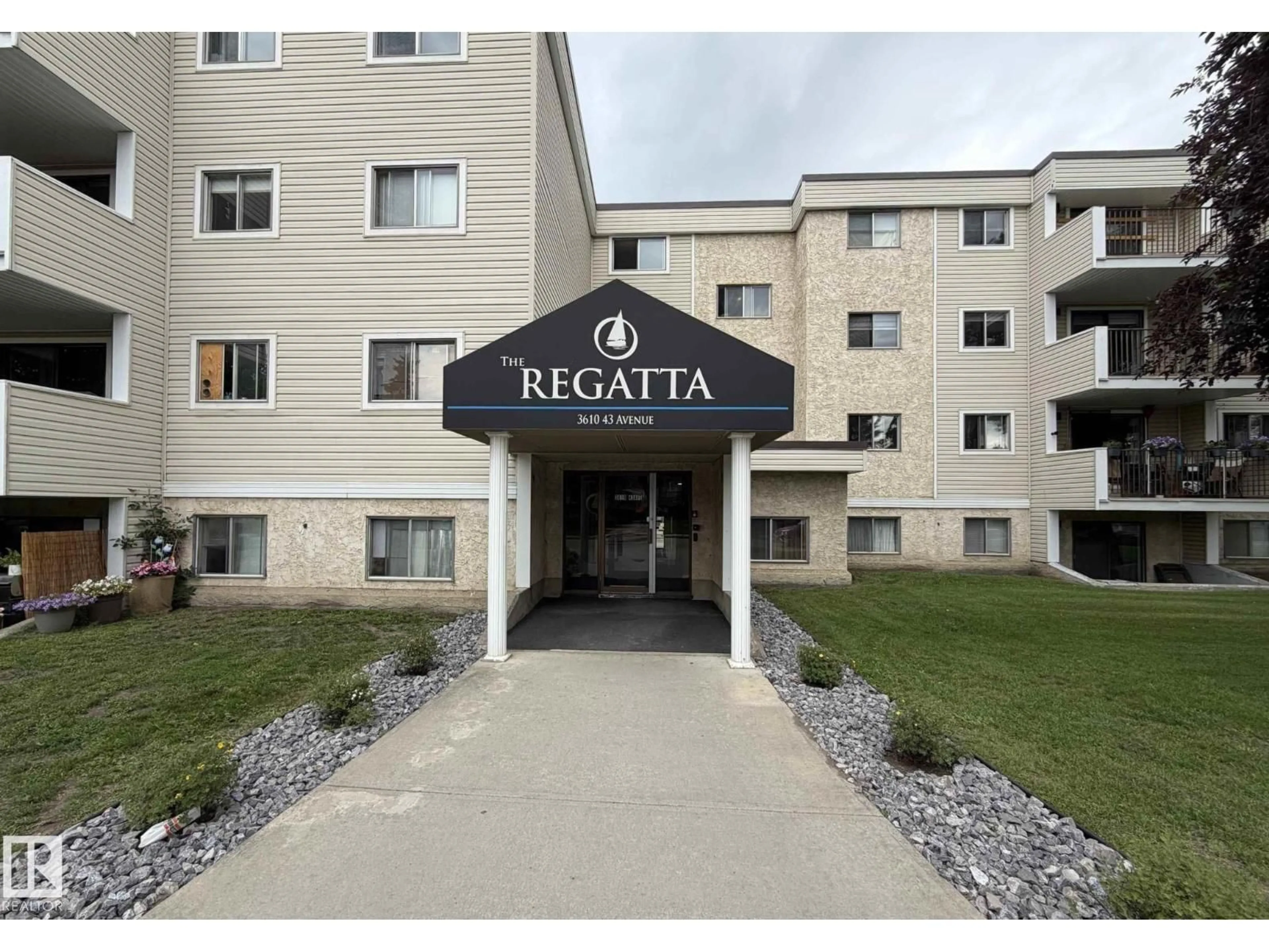 Indoor foyer for #407 - 3610 43 AV NW, Edmonton Alberta T6L5T2
