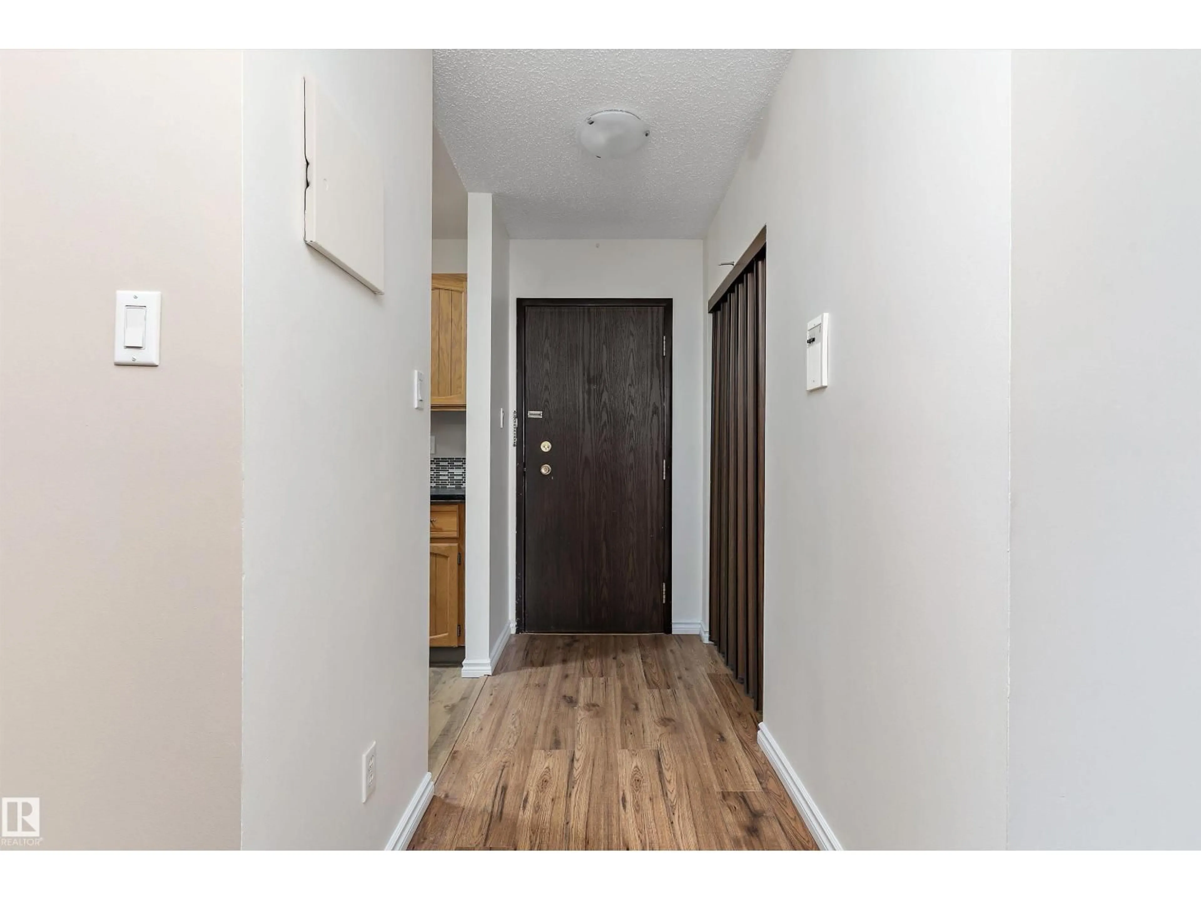 Indoor entryway for #407 - 3610 43 AV NW, Edmonton Alberta T6L5T2