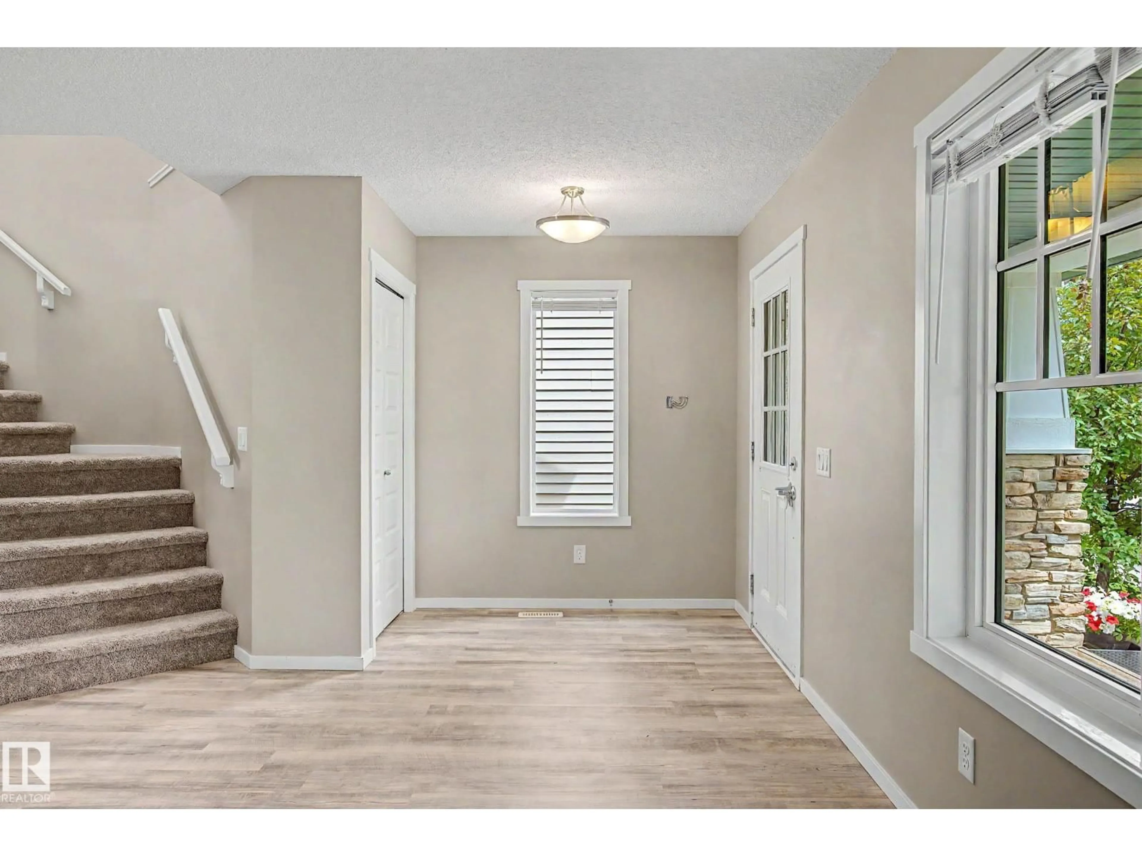 Indoor entryway for 4218 ALLAN LINK LI, Edmonton Alberta T6W2K1