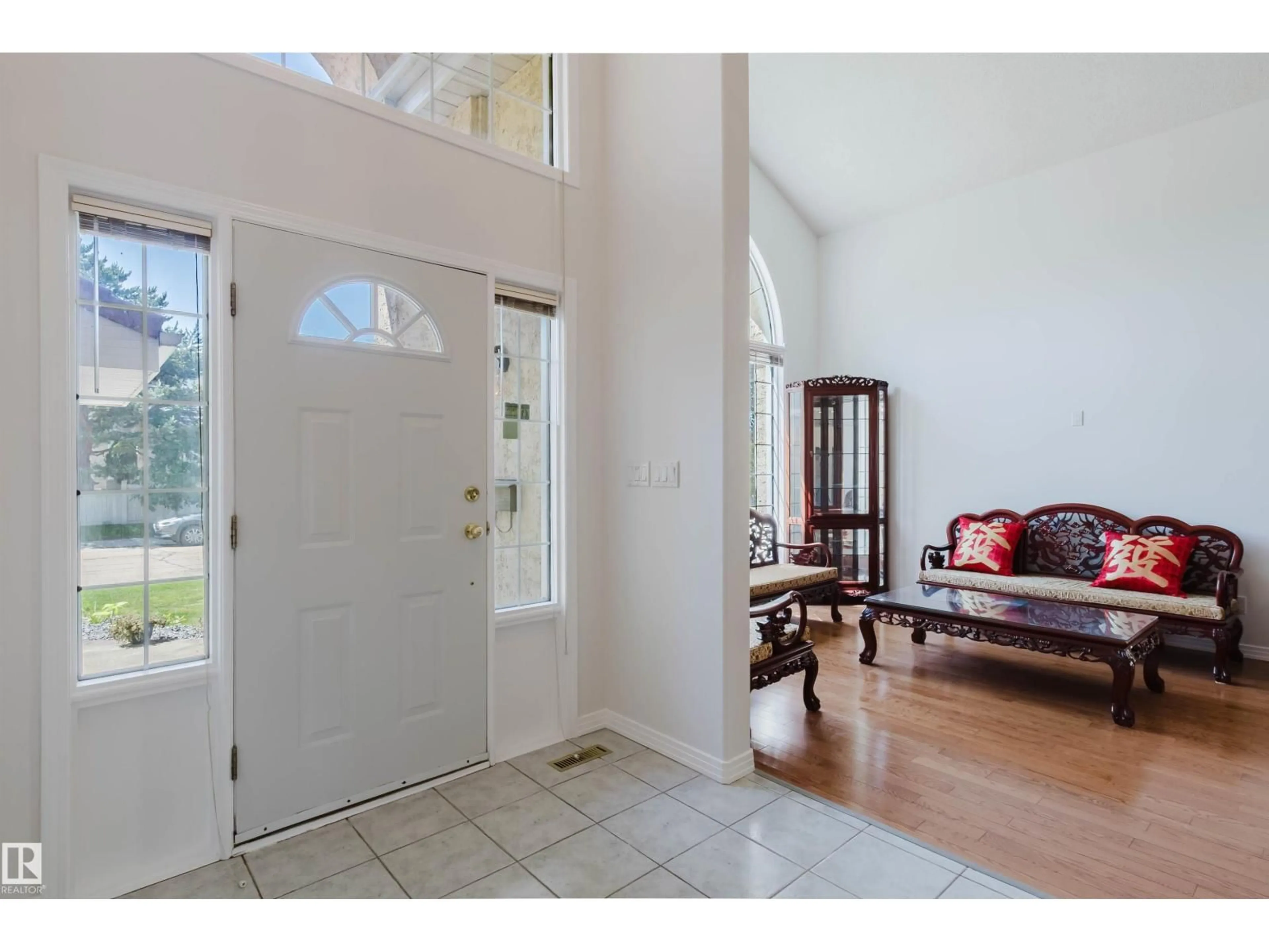 Indoor entryway for 15 CORMACK CR, Edmonton Alberta T6R2E7