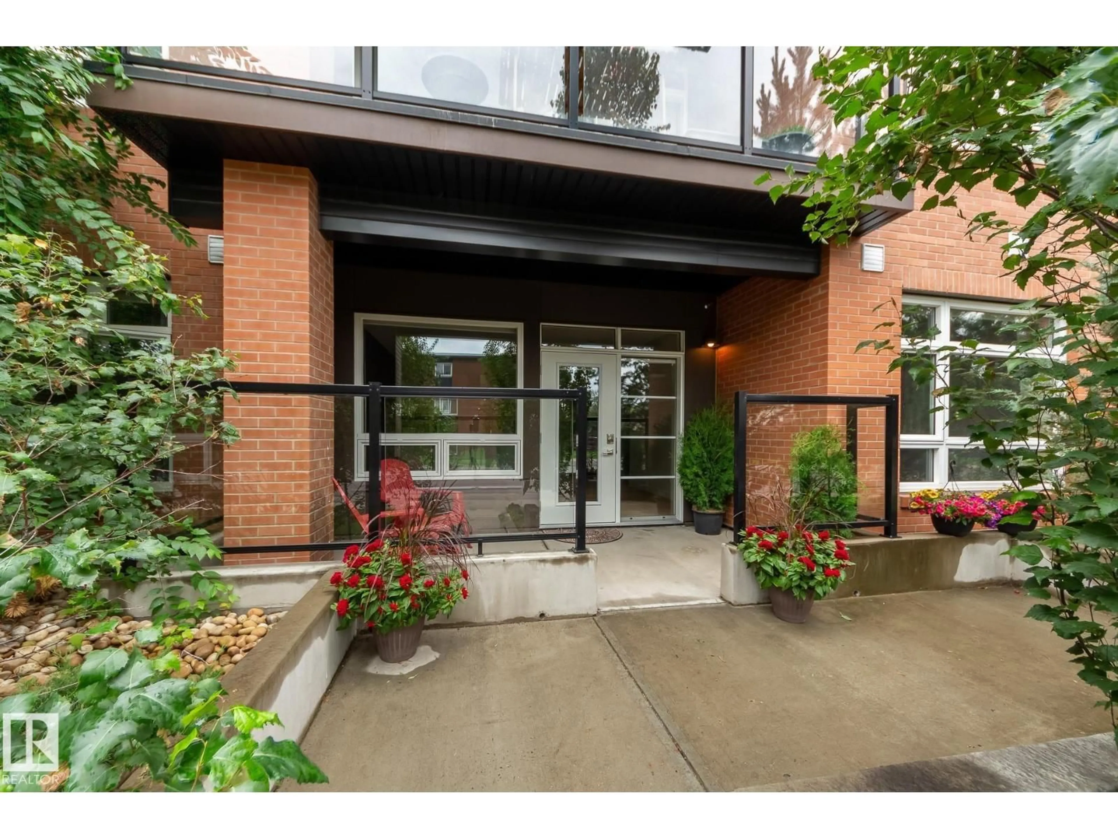 Indoor foyer for #102 - 10606 84 AV, Edmonton Alberta T6E2H6