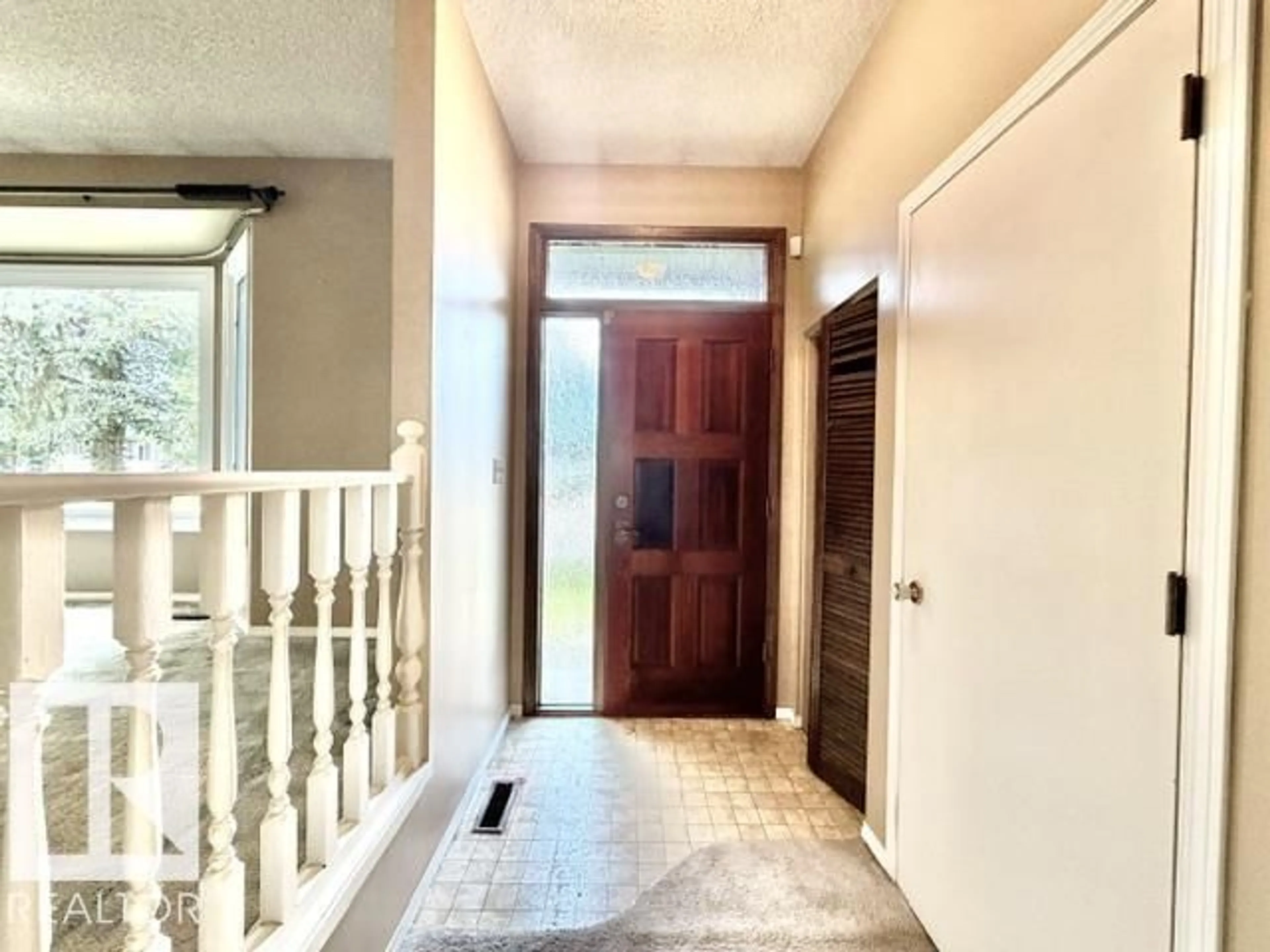 Indoor foyer for 111 GREEN ASH DR, Wetaskiwin Alberta T9A2H7