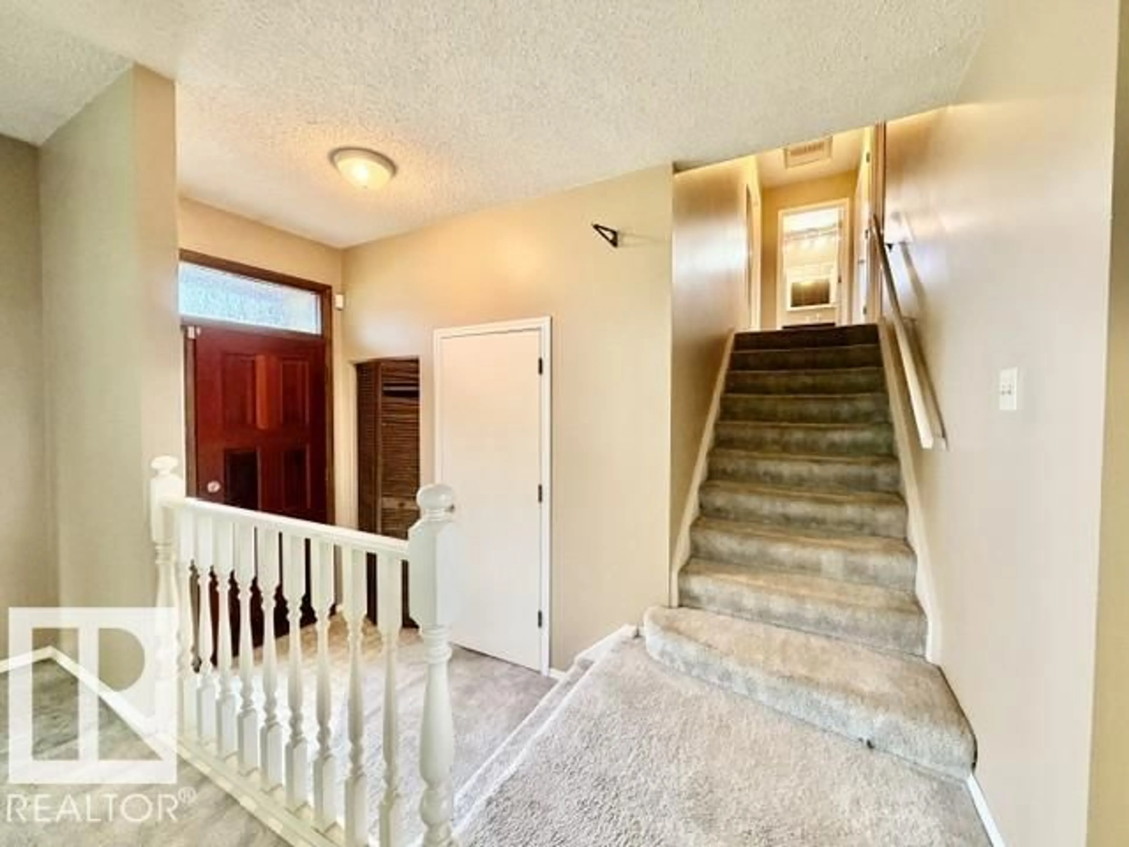 Indoor foyer for 111 GREEN ASH DR, Wetaskiwin Alberta T9A2H7