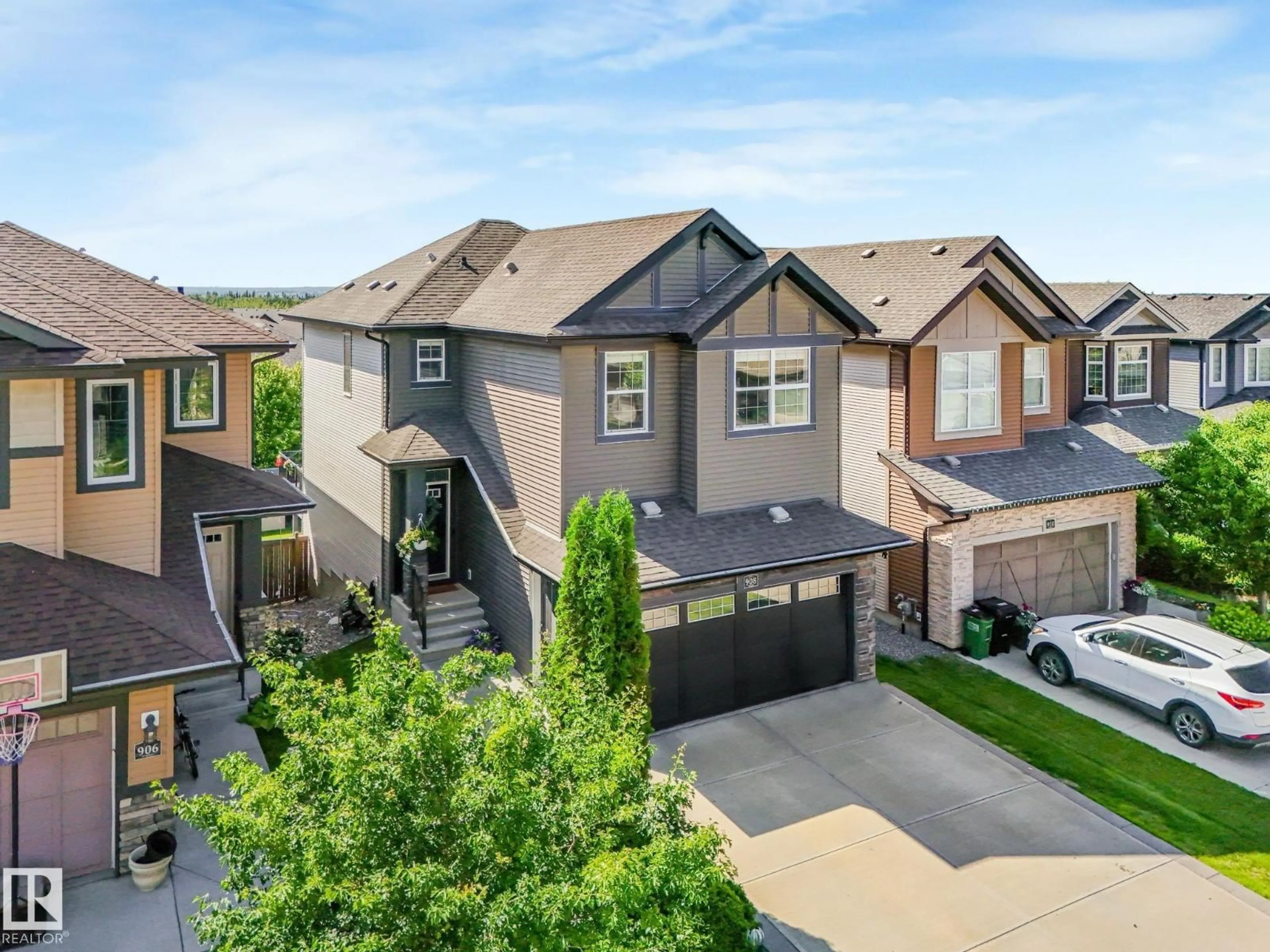 A pic from outside/outdoor area/front of a property/back of a property/a pic from drone, street for 908 GOSHAWK PT, Edmonton Alberta T5S0H6