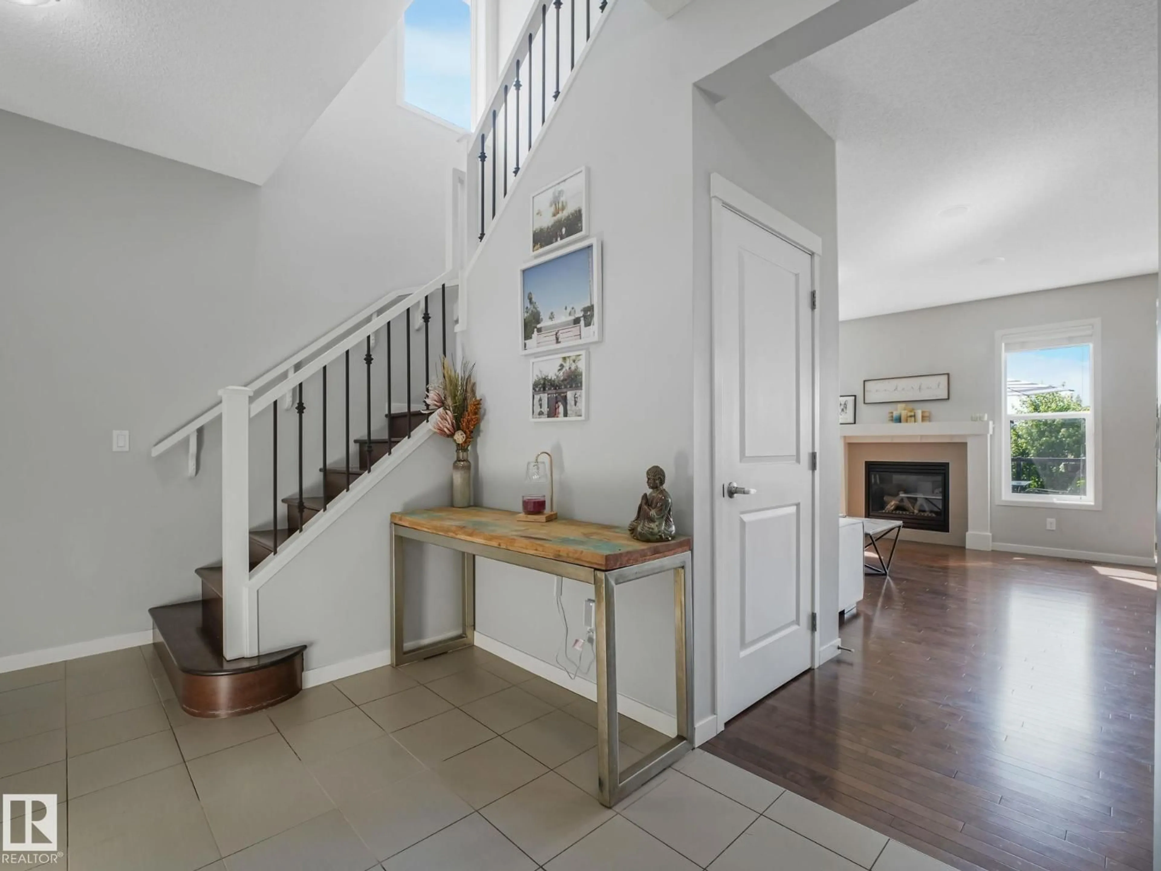 Indoor entryway for 908 GOSHAWK PT, Edmonton Alberta T5S0H6