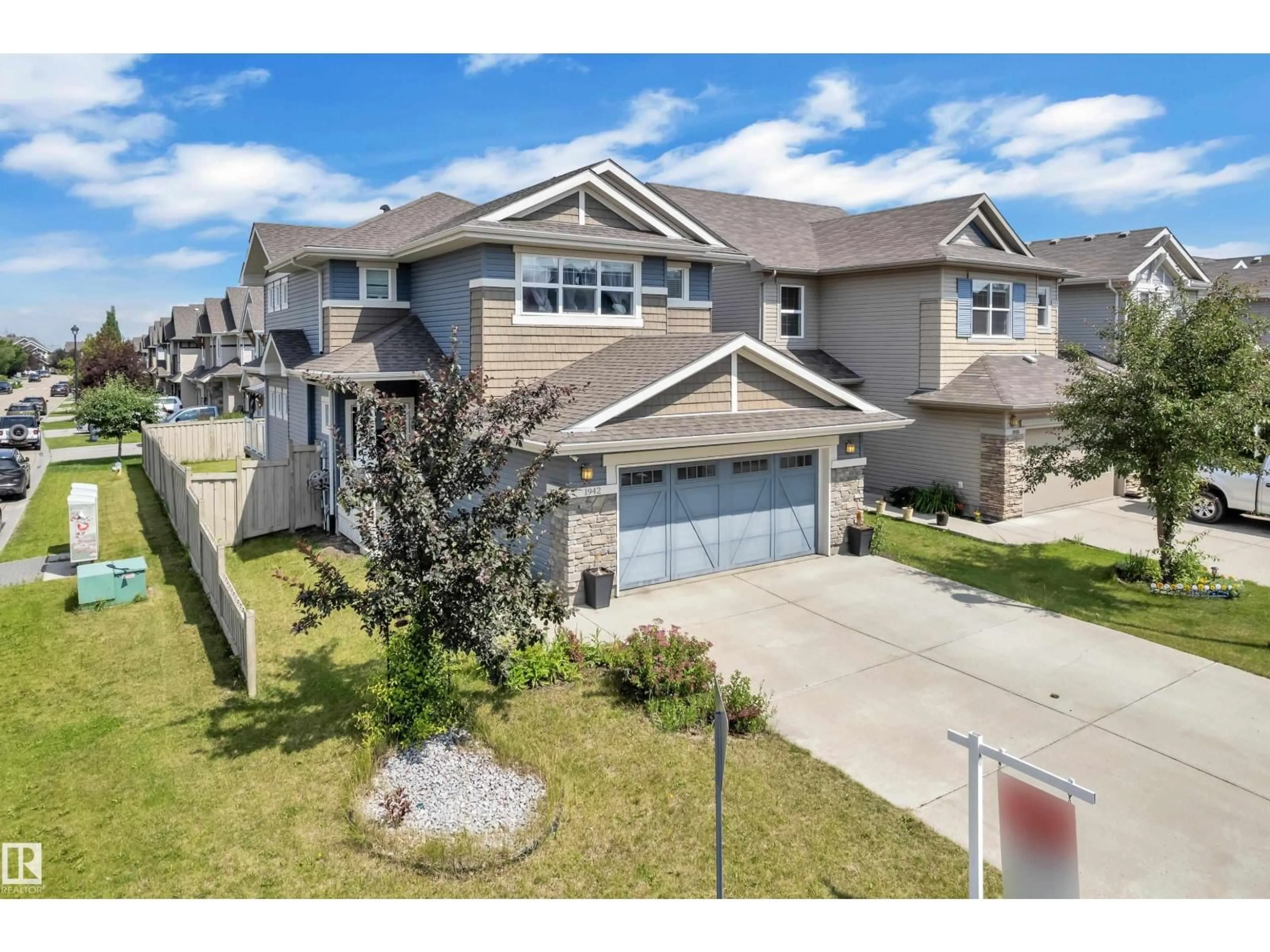 A pic from outside/outdoor area/front of a property/back of a property/a pic from drone, street for 1942 CHAPMAN RD, Edmonton Alberta T6W0Y6
