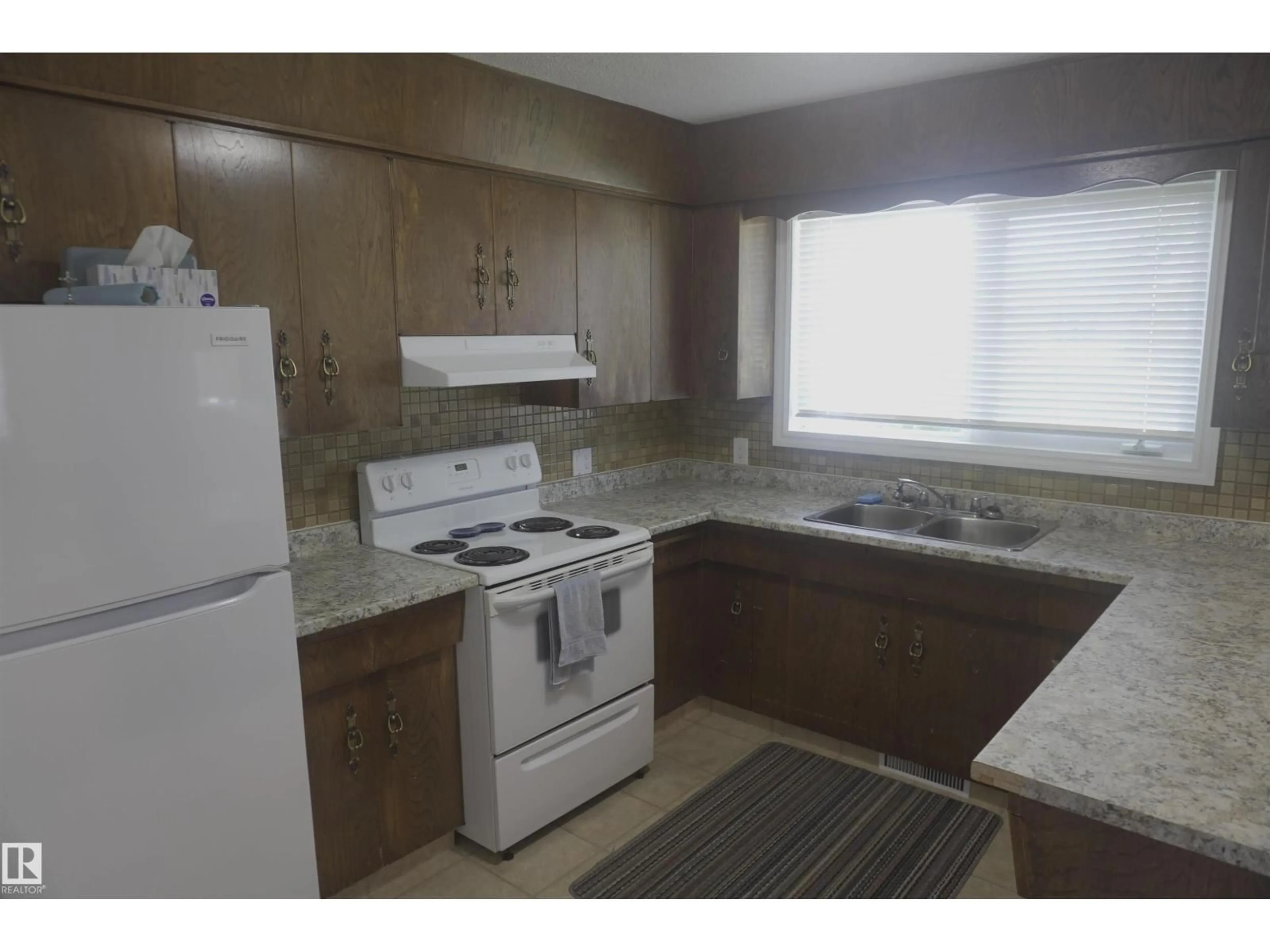 Standard kitchen, unknown for 5713 49 ST, Vegreville Alberta T9C1G6