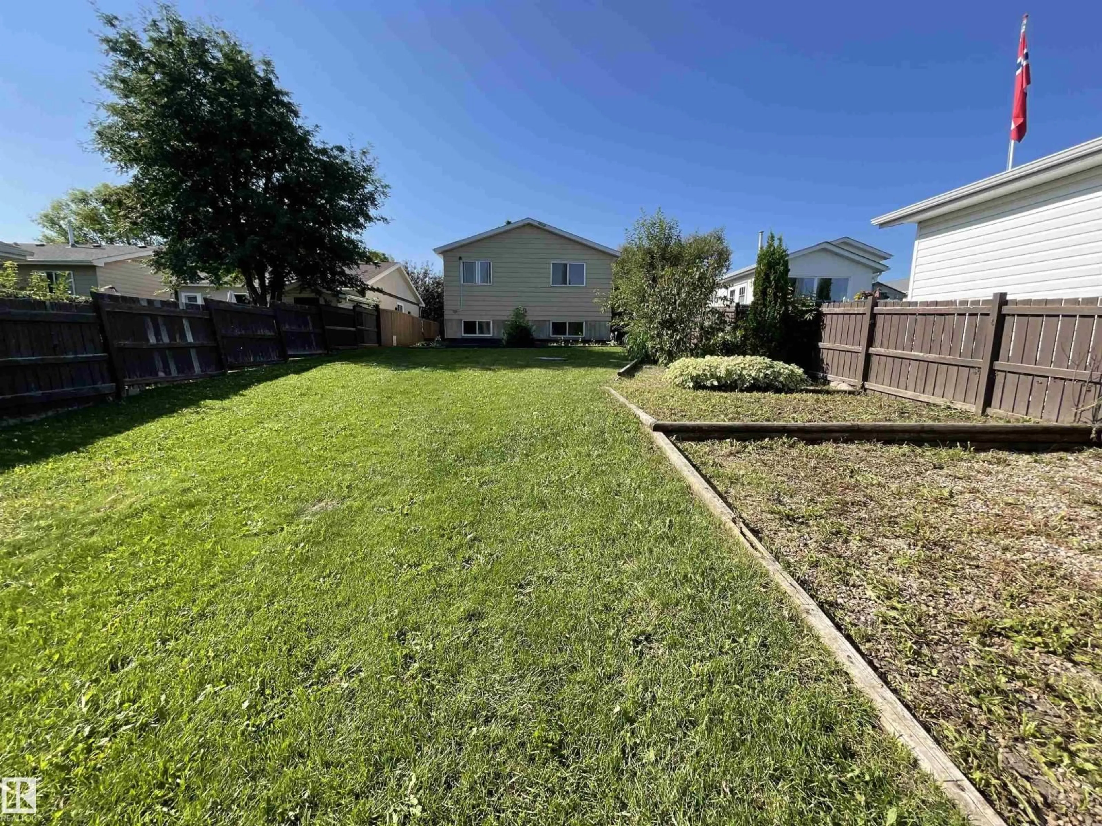 A pic from outside/outdoor area/front of a property/back of a property/a pic from drone, street for 174 GREENWOOD DR, Spruce Grove Alberta T7X1Y7