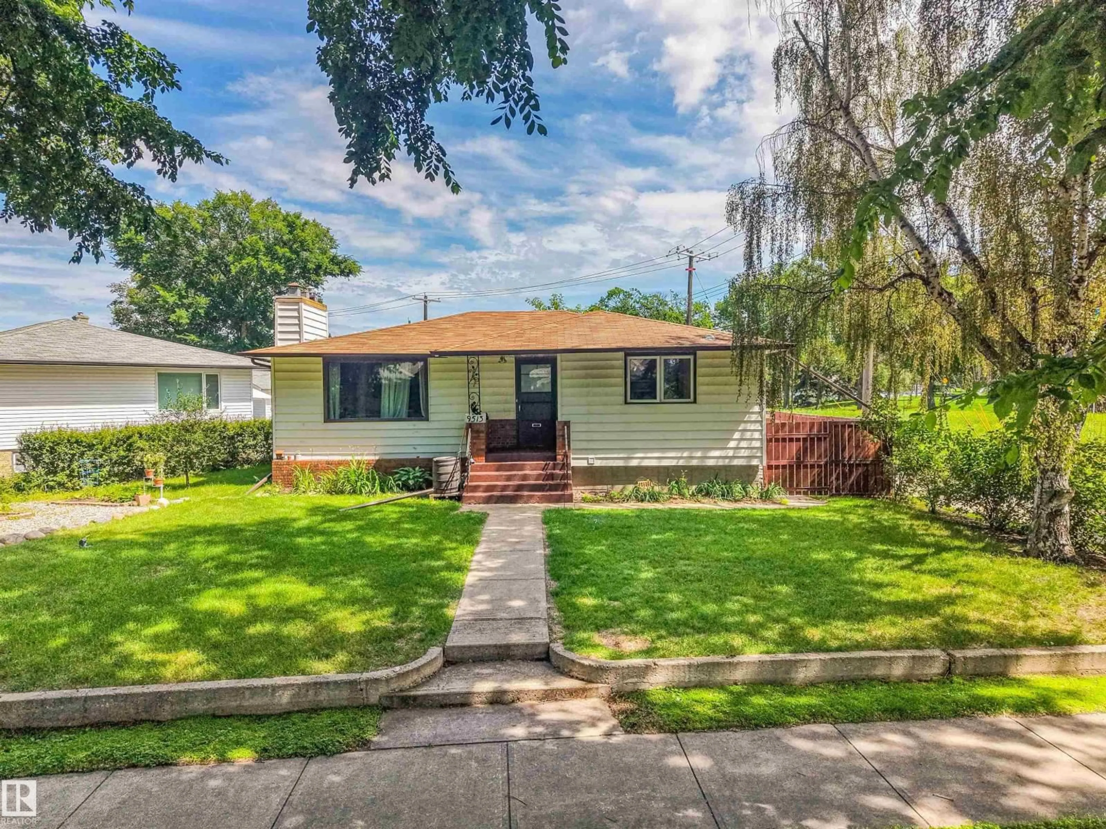 A pic from outside/outdoor area/front of a property/back of a property/a pic from drone, street for NW - 9513 81 ST, Edmonton Alberta T6C2W4