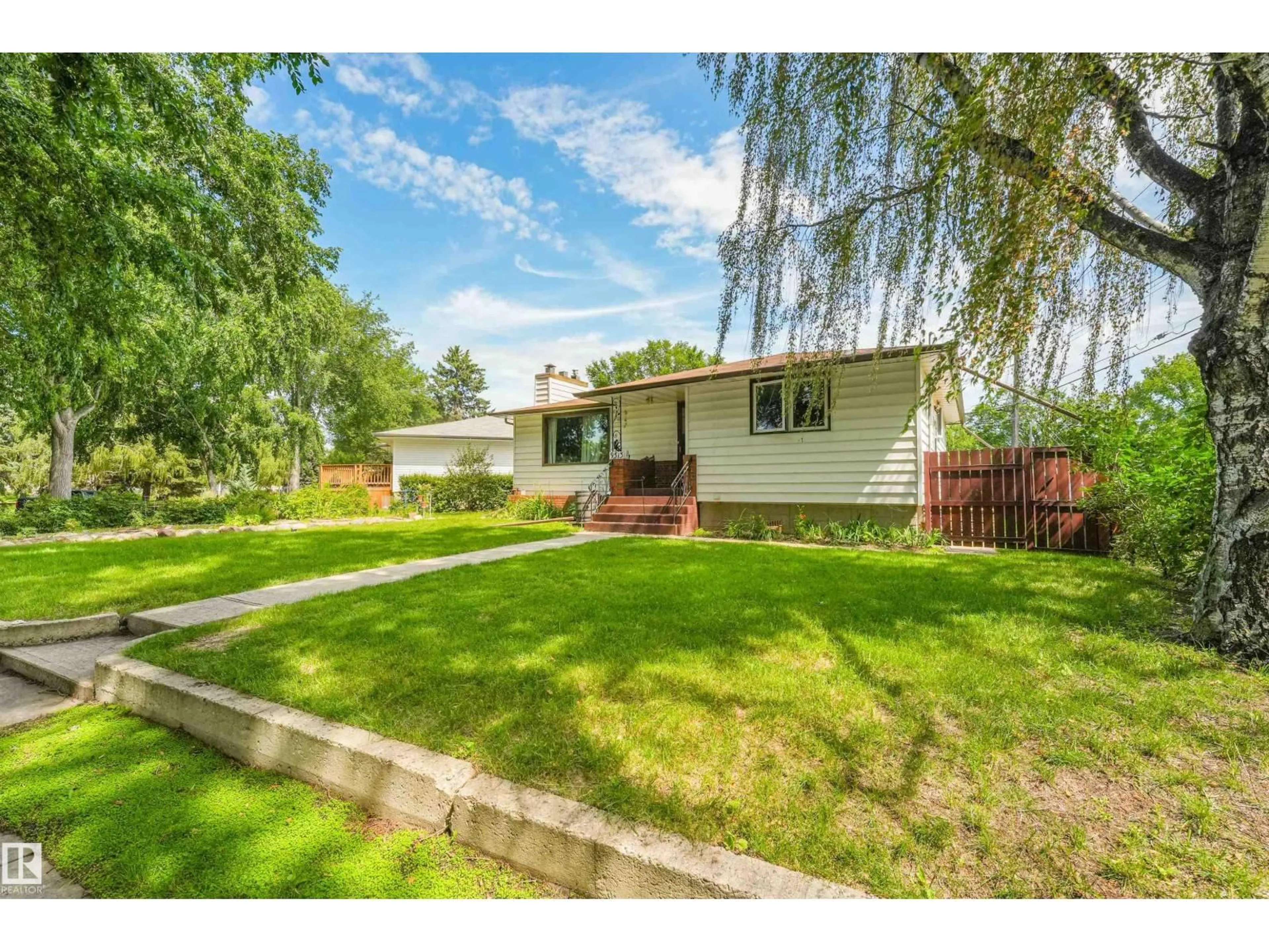 A pic from outside/outdoor area/front of a property/back of a property/a pic from drone, street for NW - 9513 81 ST, Edmonton Alberta T6C2W4