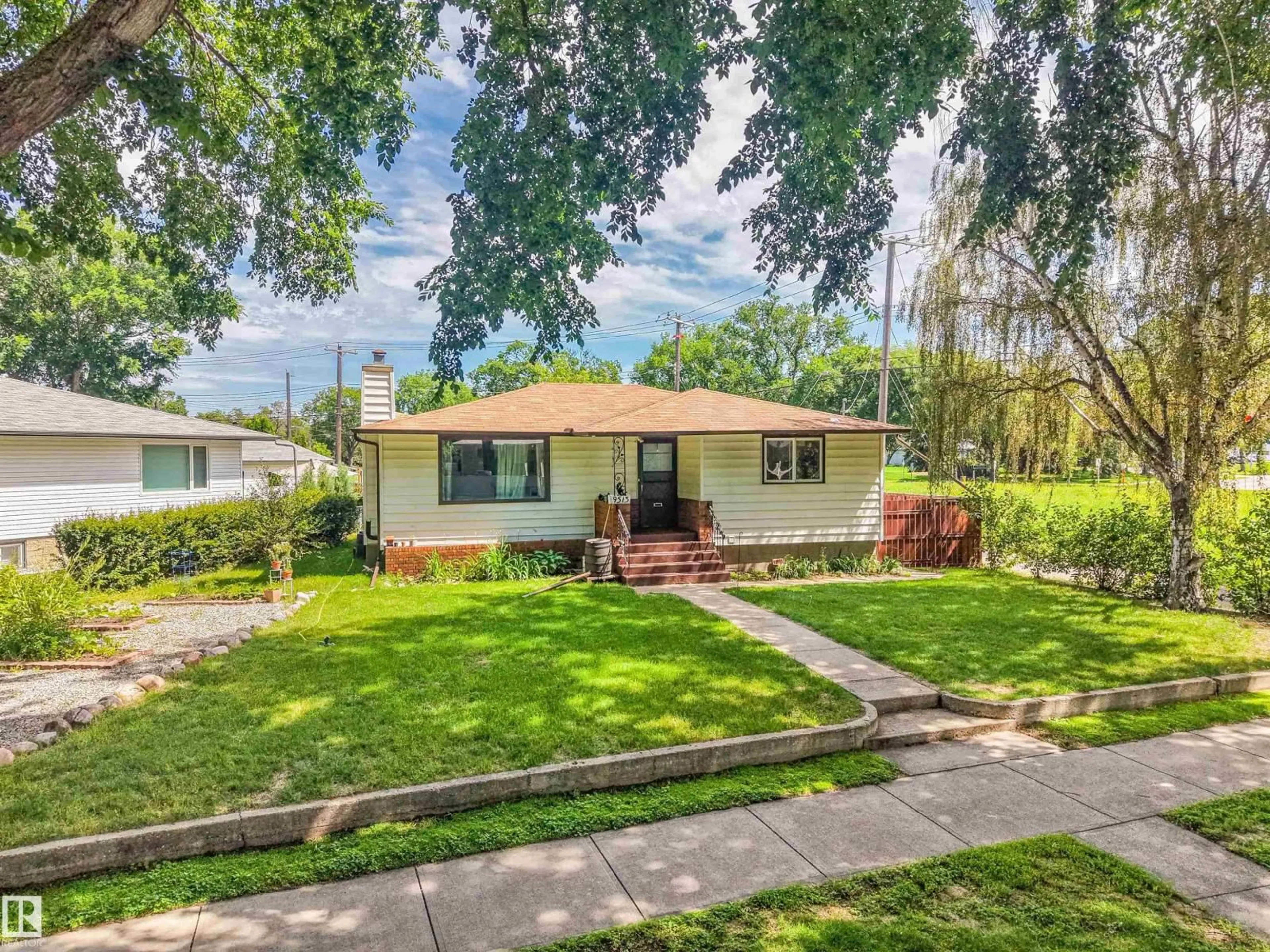 A pic from outside/outdoor area/front of a property/back of a property/a pic from drone, street for NW - 9513 81 ST, Edmonton Alberta T6C2W4
