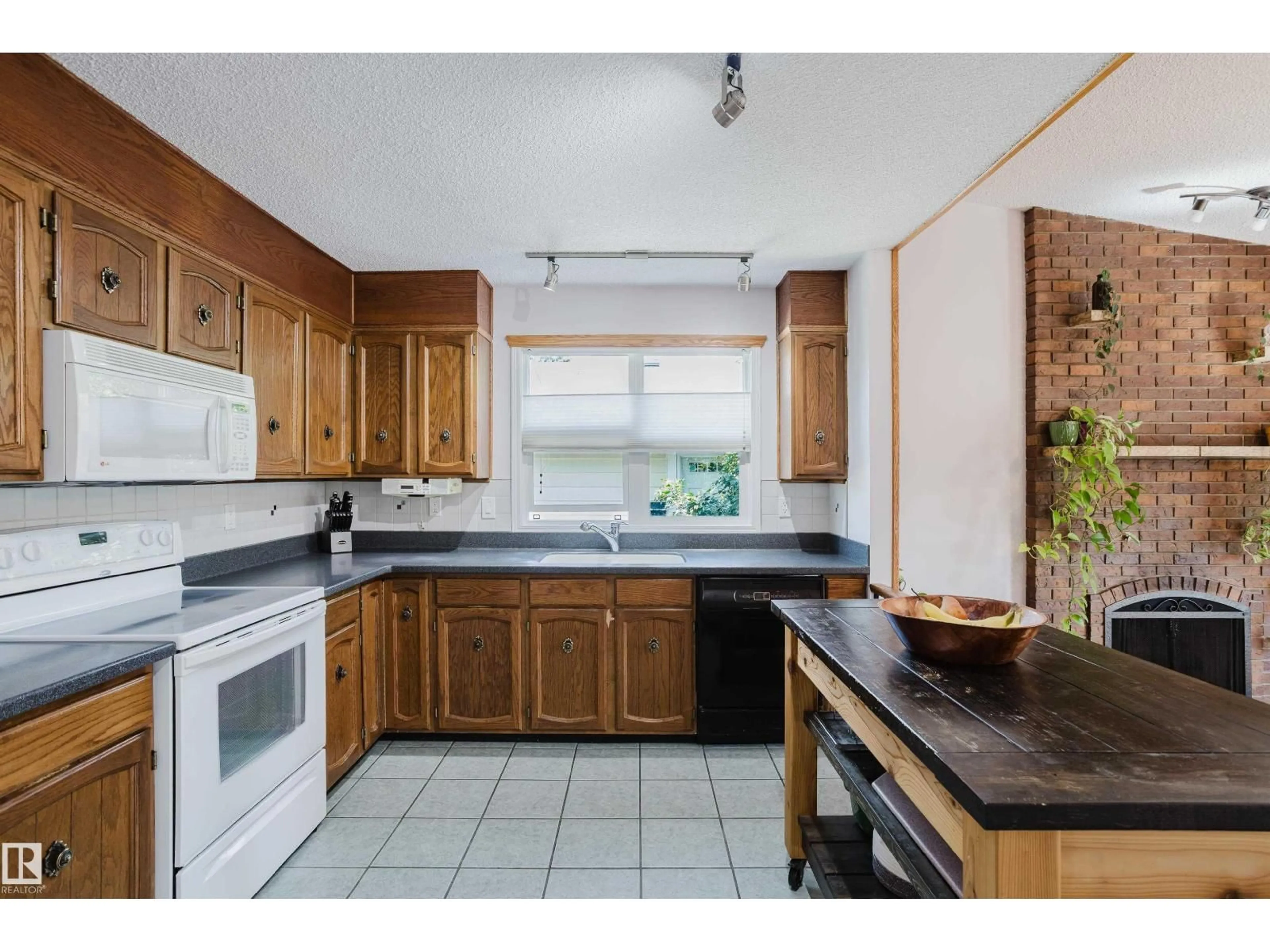 Standard kitchen, unknown for 10433 32A AV, Edmonton Alberta T6J4A7