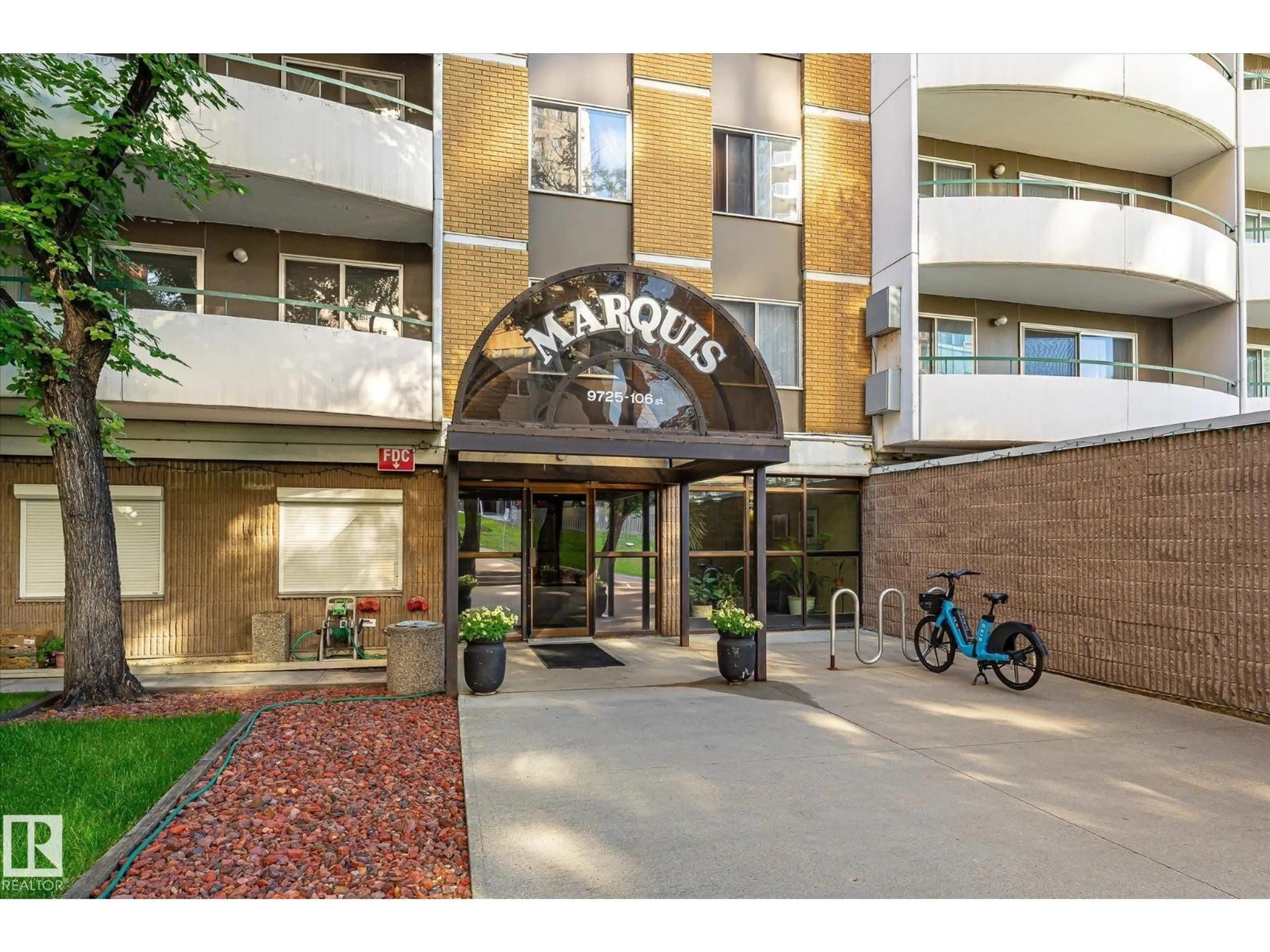 Indoor foyer for 704 - 9725 106 ST, Edmonton Alberta T5K1B4