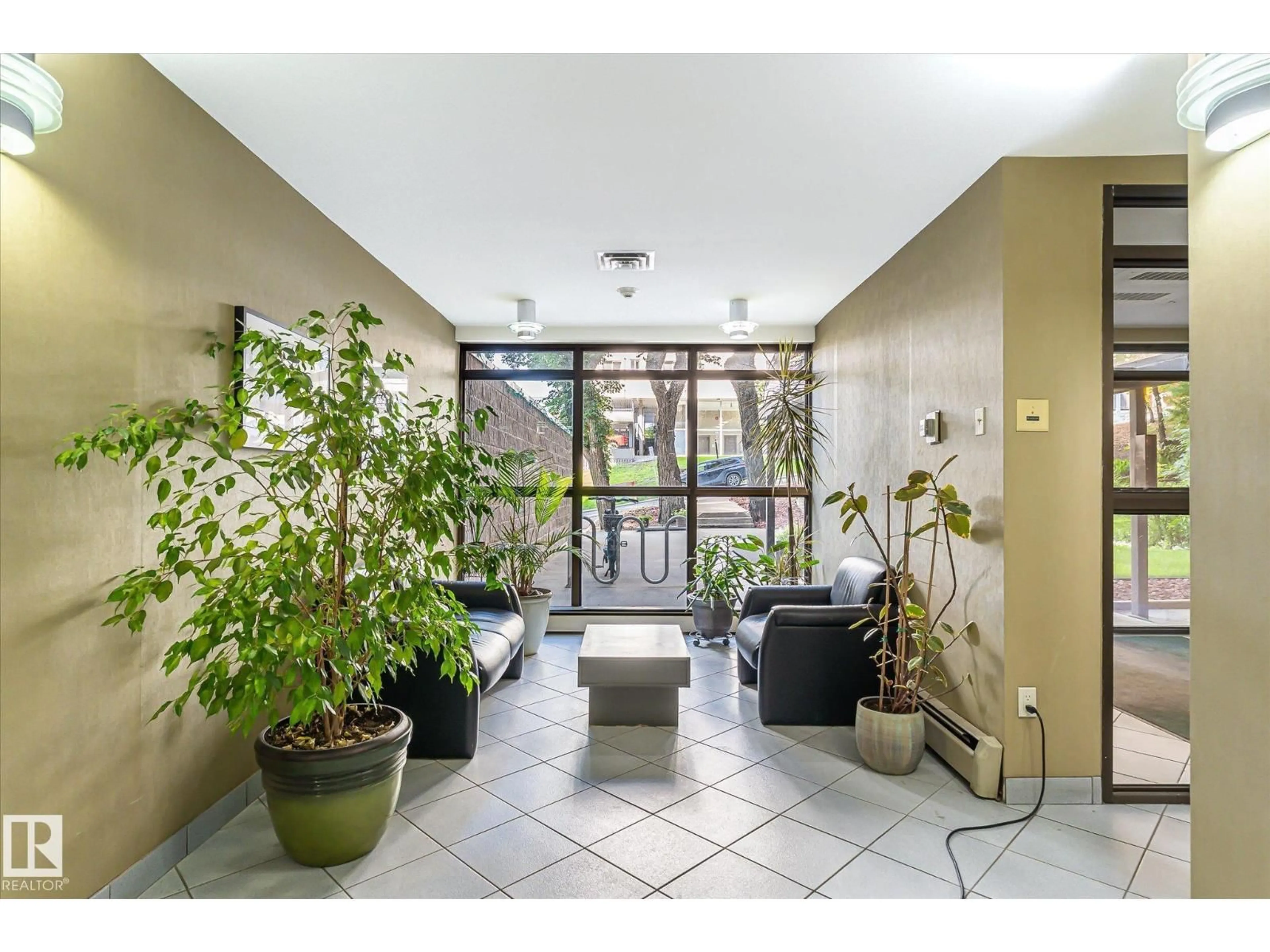 Indoor foyer for 704 - 9725 106 ST, Edmonton Alberta T5K1B4