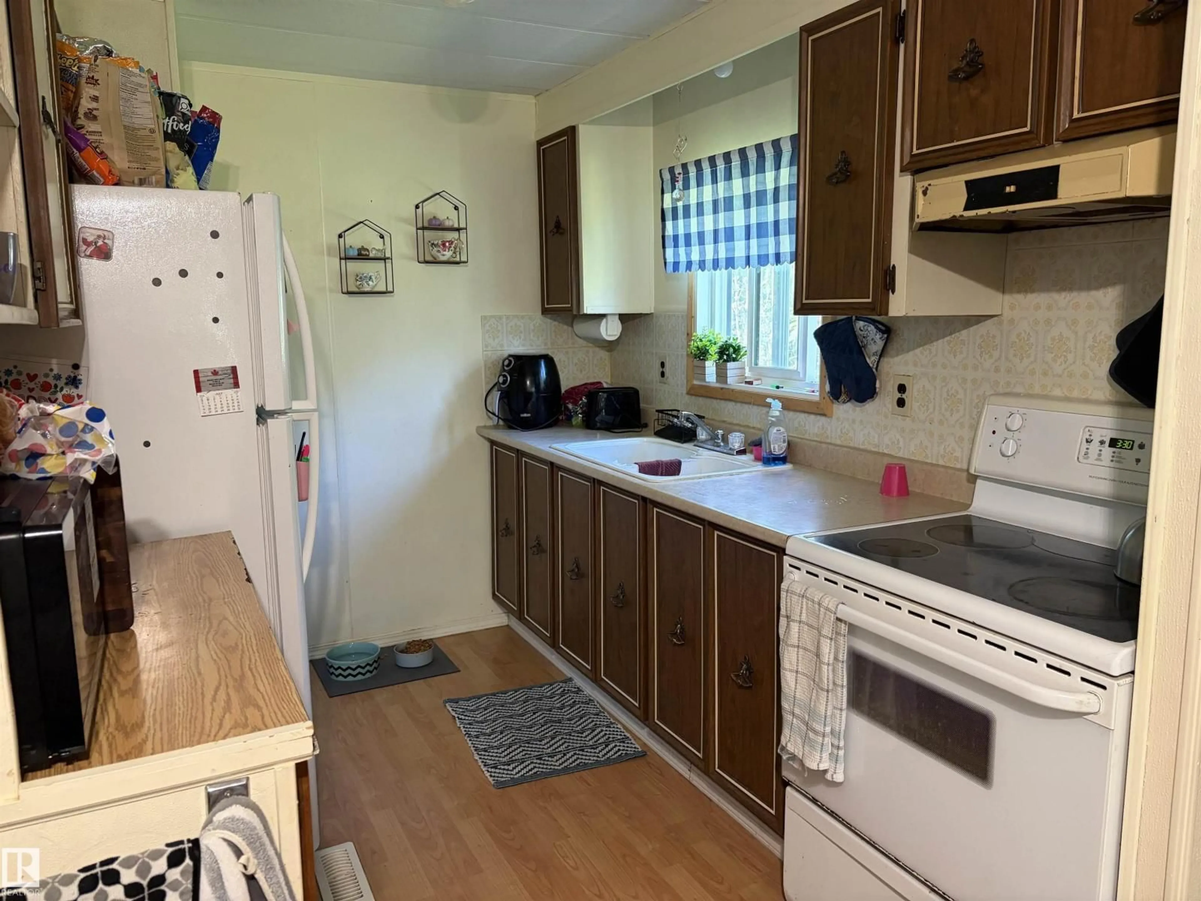 Standard kitchen, unknown for 501 11131 TWP RD 600, Rural St. Paul County Alberta T0A0C0