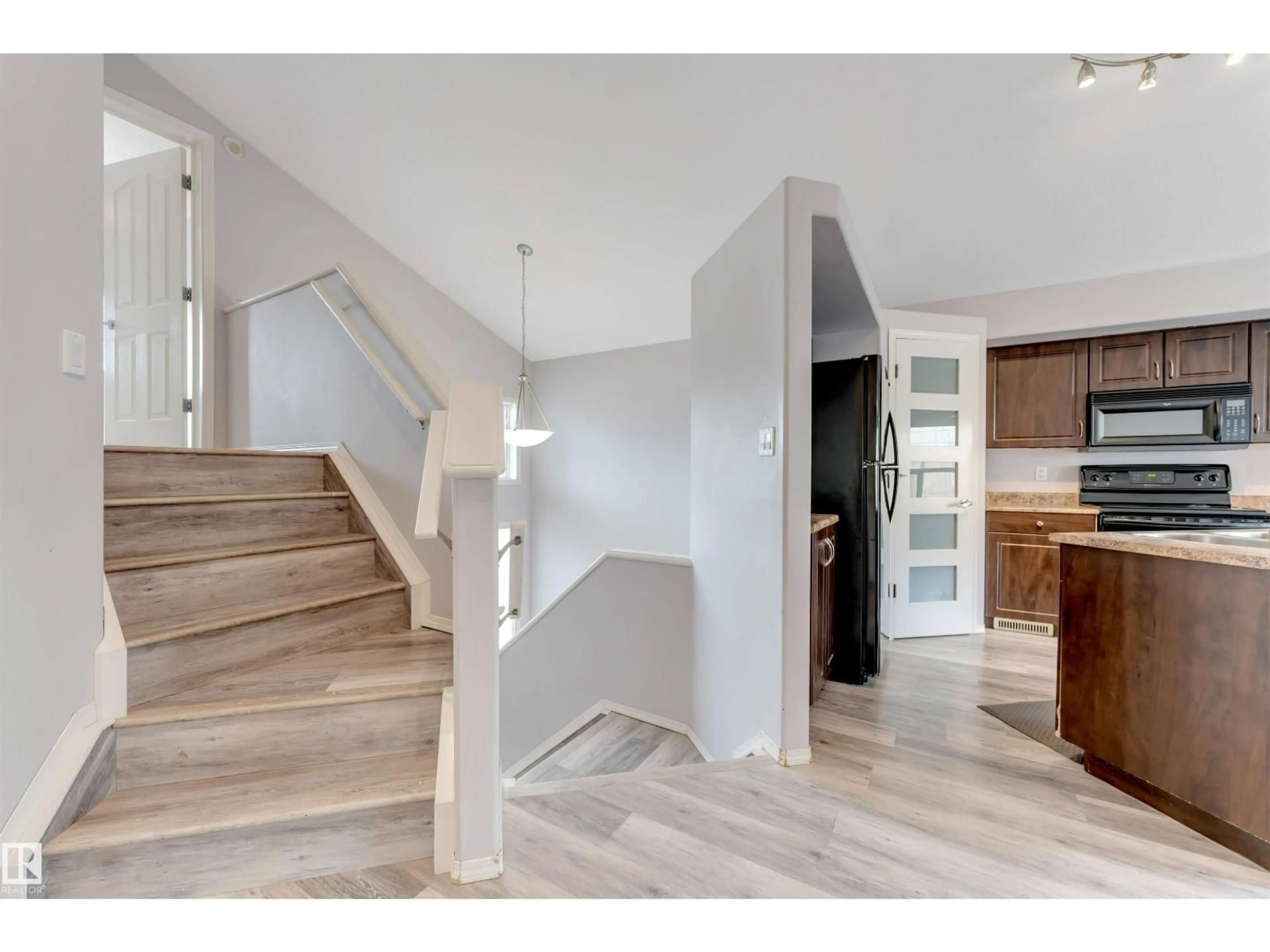 Stairs for 123 RUE MASSON, Beaumont Alberta T4X1S8