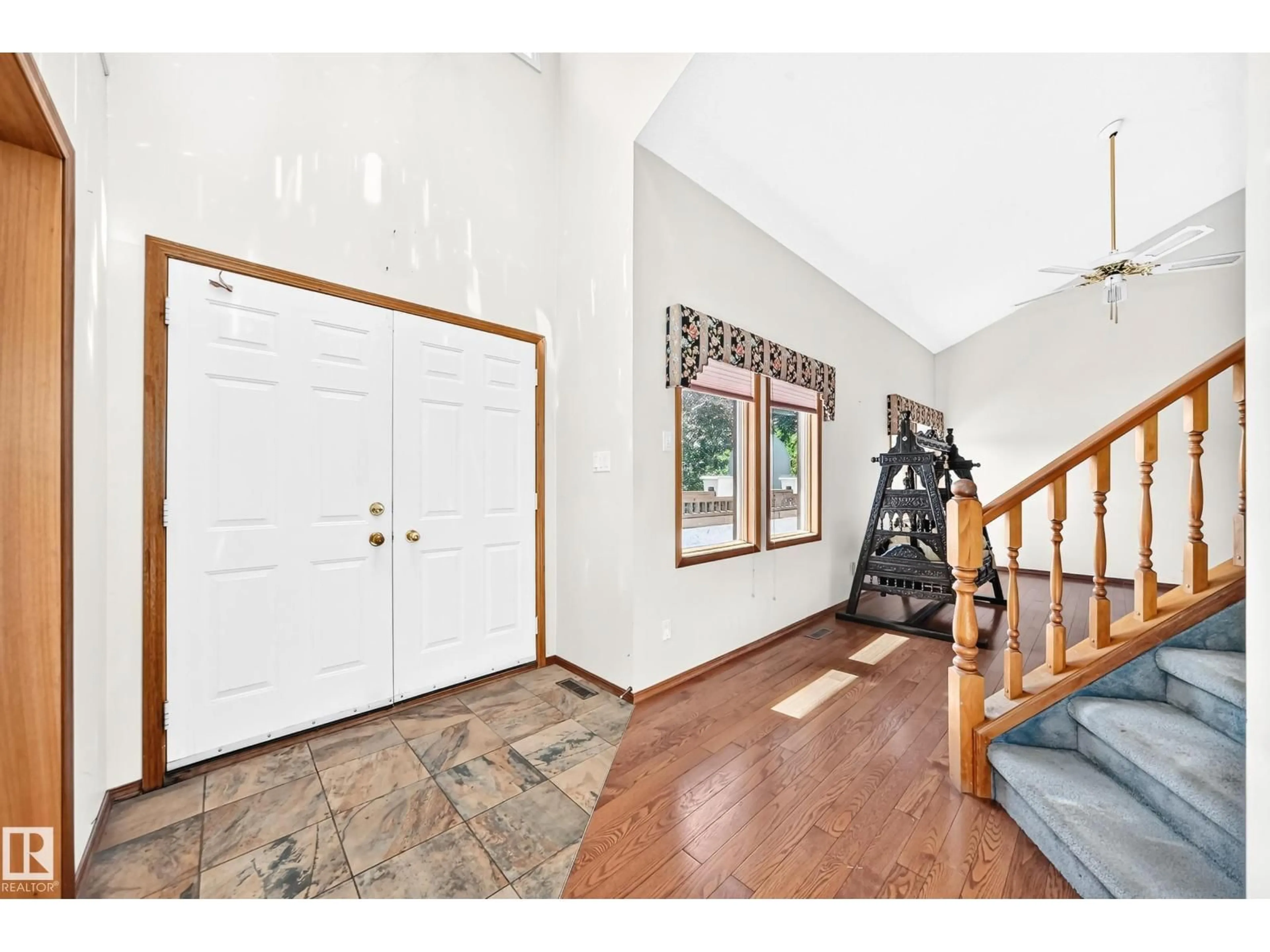 Indoor entryway for 4208 RAMSAY RD, Edmonton Alberta T6H5R2