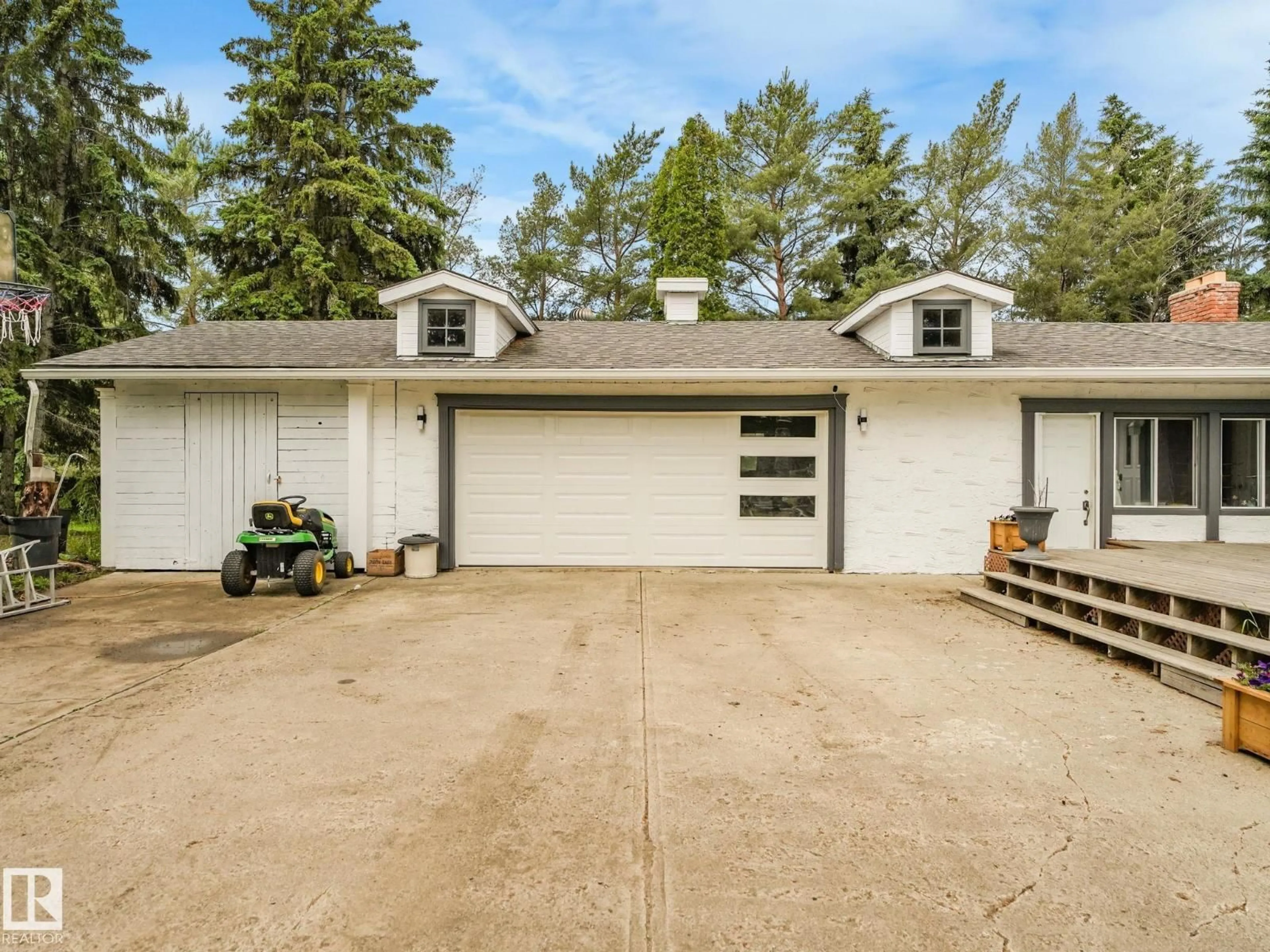 Indoor garage for 10912 5 AV SW, Edmonton Alberta T6W1A2