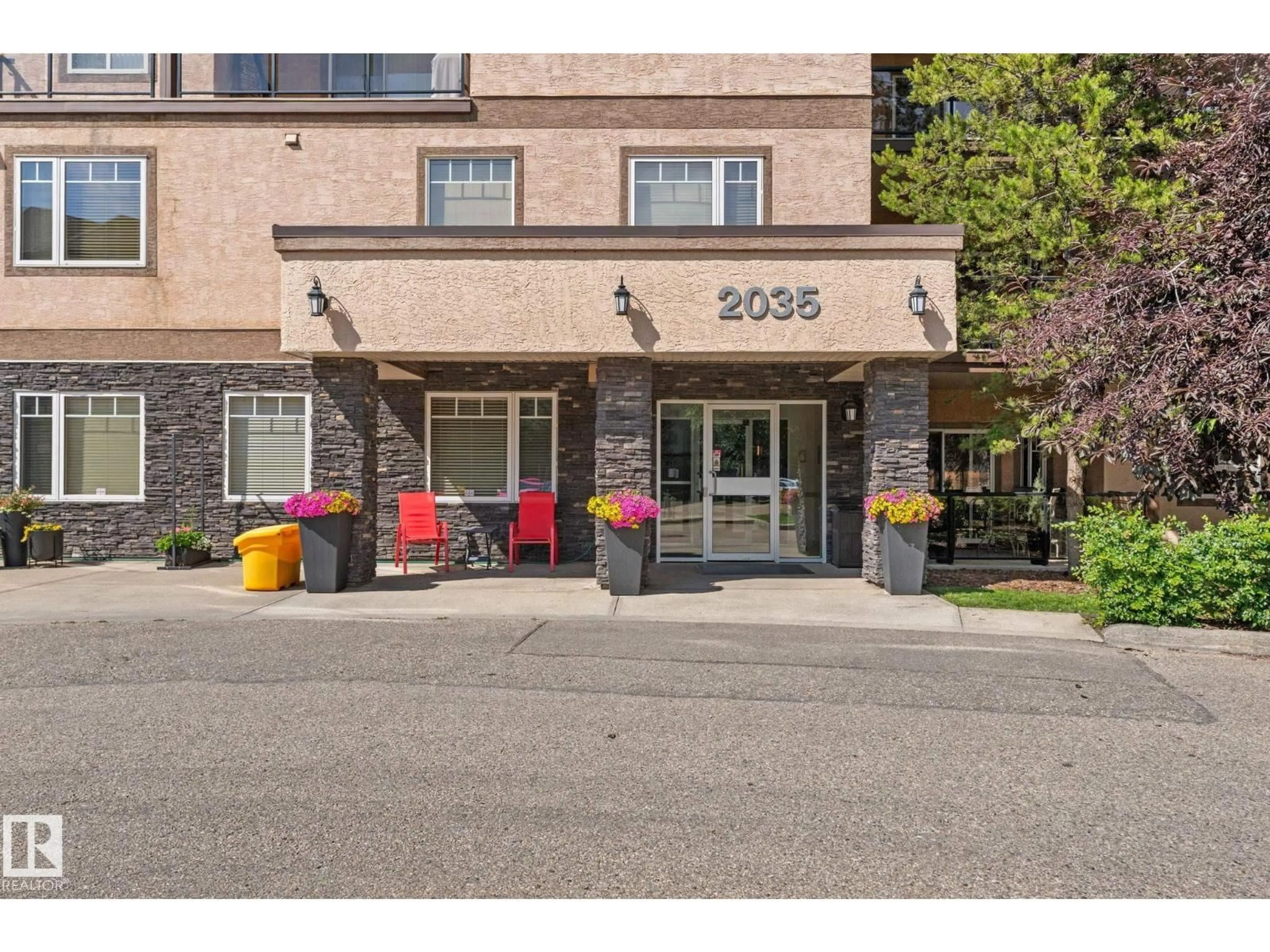 Indoor foyer for 419 - 2035 GRANTHAM CO, Edmonton Alberta T5T3X4