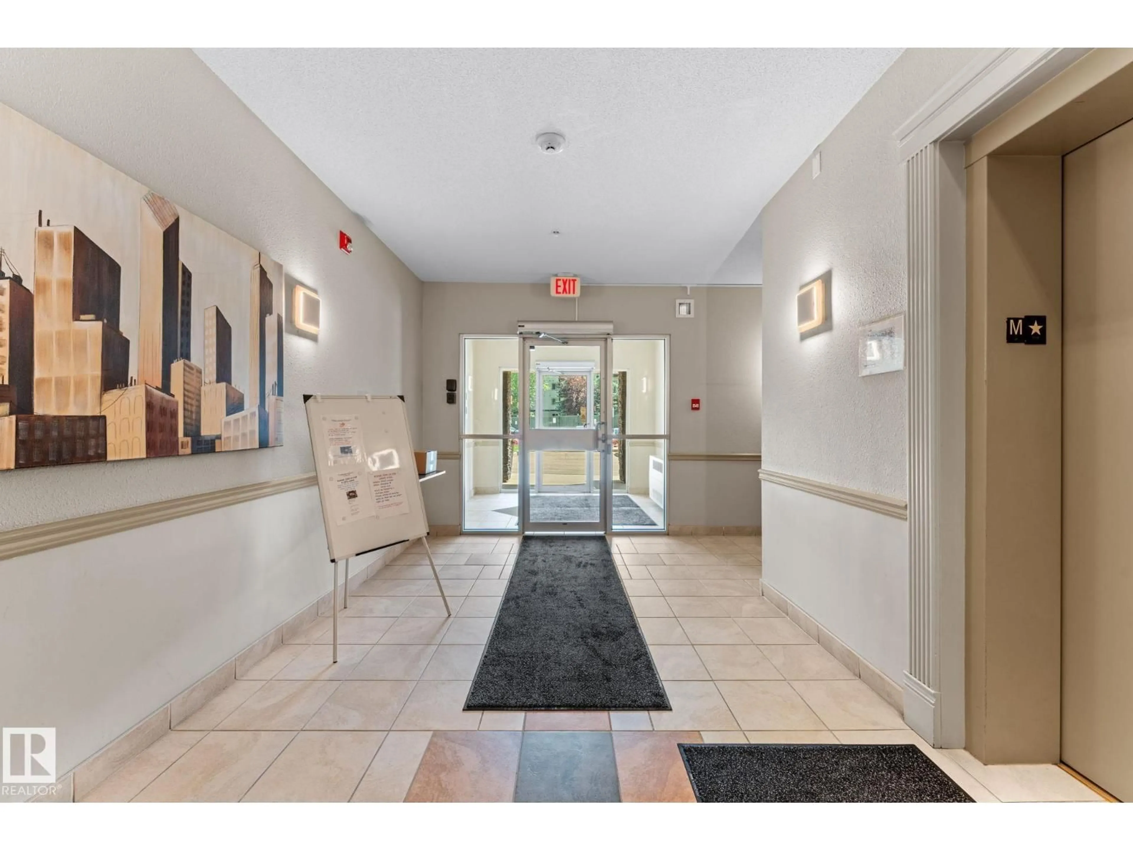 Indoor foyer for 419 - 2035 GRANTHAM CO, Edmonton Alberta T5T3X4