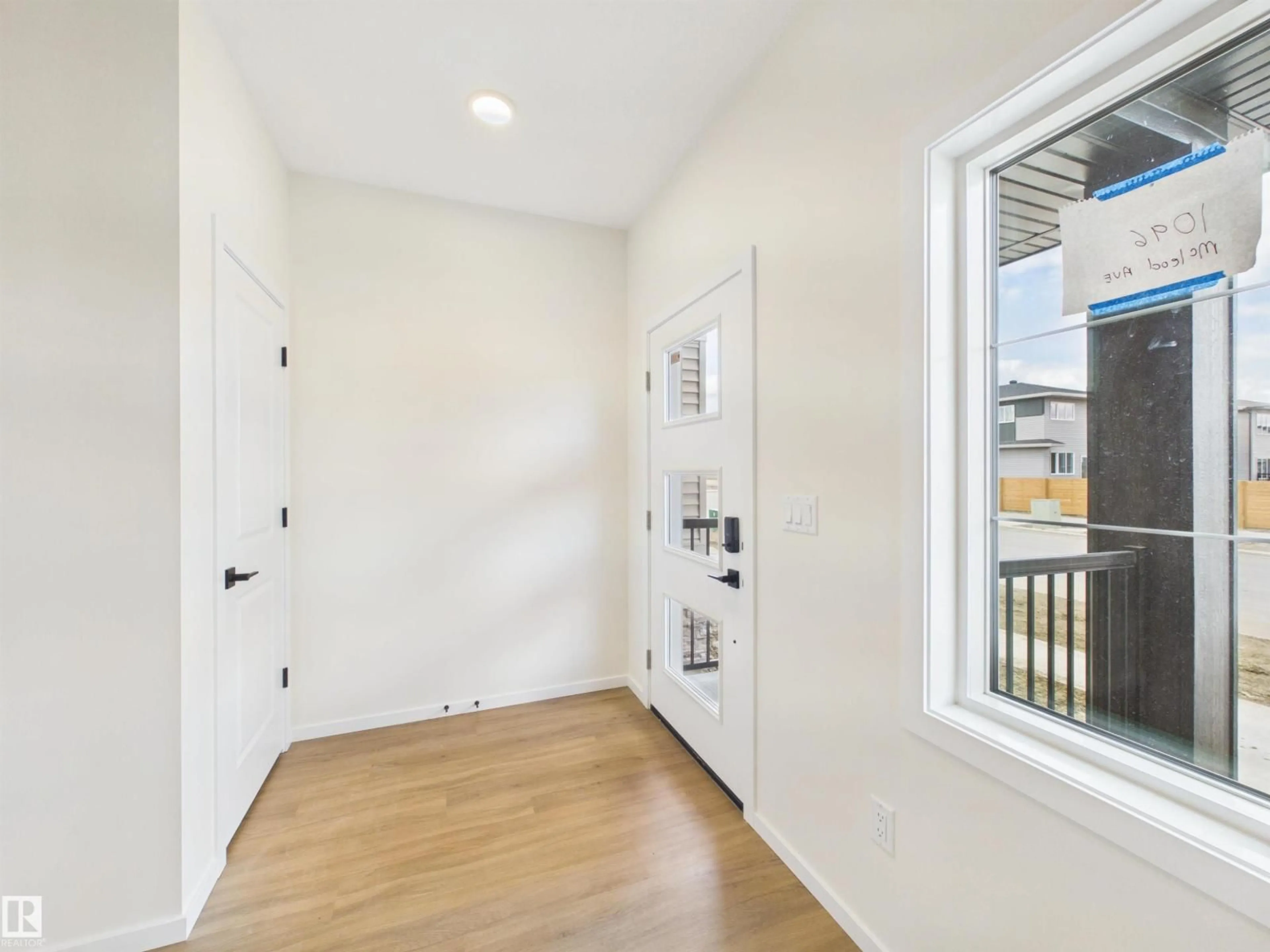 Indoor entryway for 1096 MCLEOD AV, Spruce Grove Alberta T7X4G8