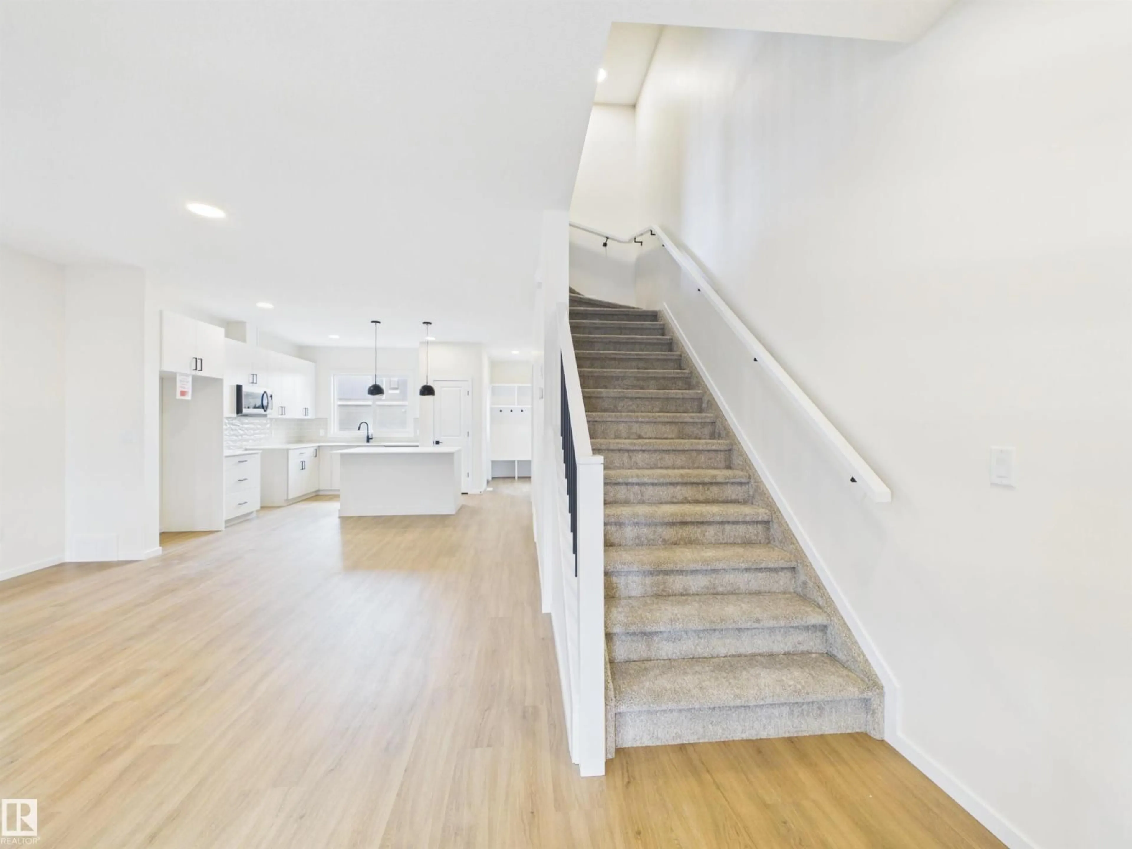 Indoor foyer for 1096 MCLEOD AV, Spruce Grove Alberta T7X4G8