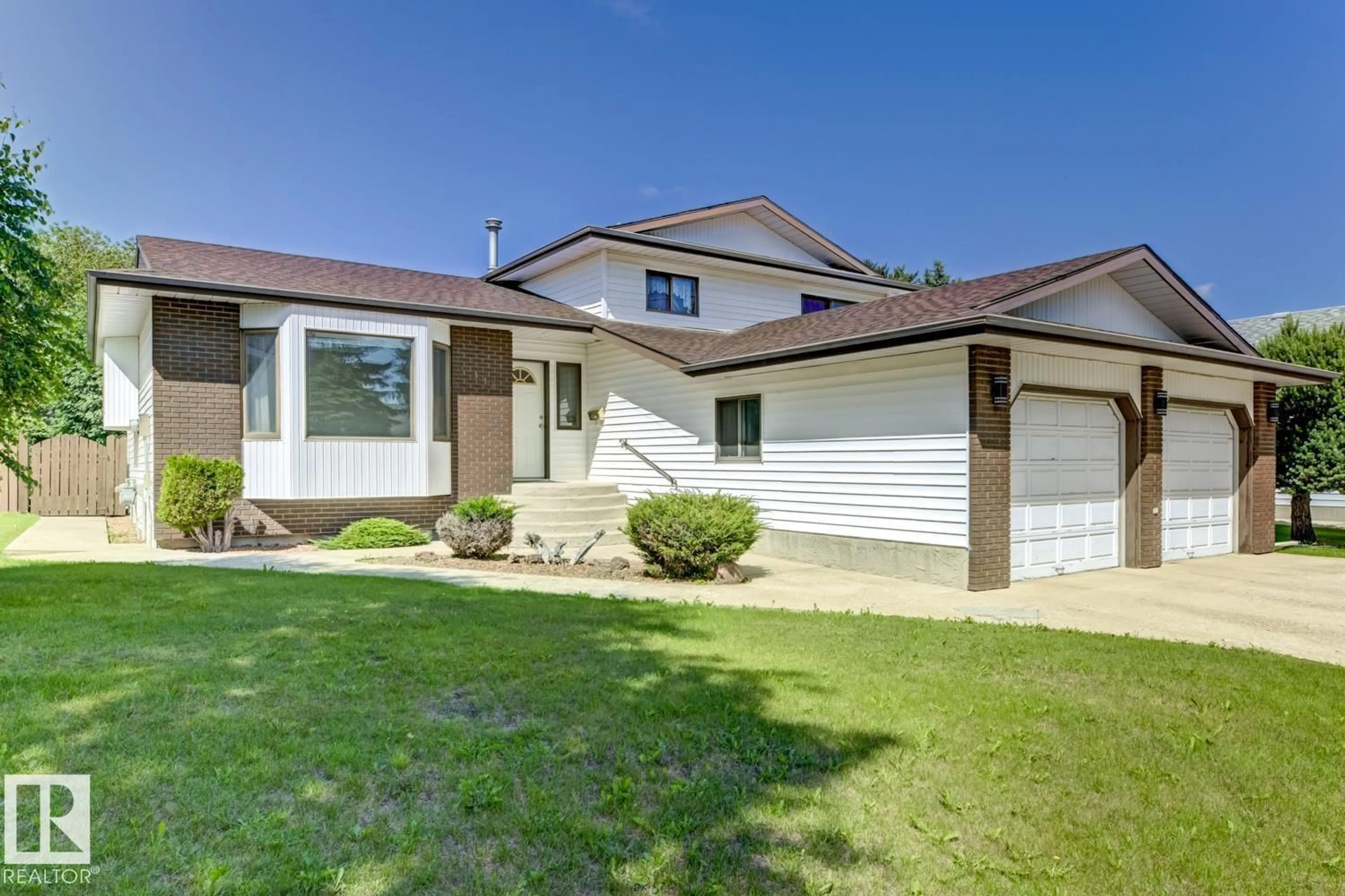 Home with vinyl exterior material, street for 118 ASPEN AV, Wetaskiwin Alberta T9A3G7