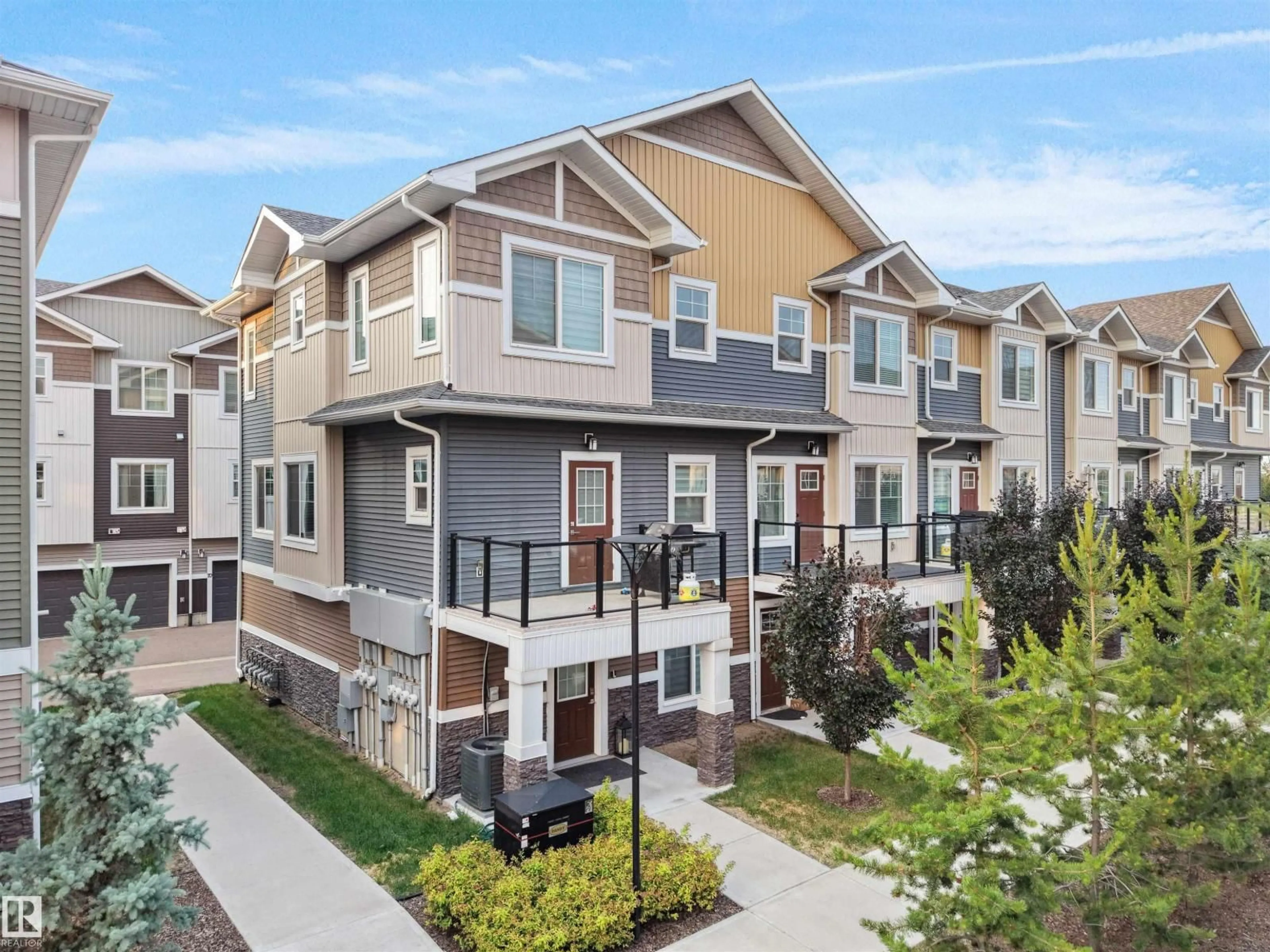 Home with vinyl exterior material, street for #31 - 230 EDGEMONT RD NW, Edmonton Alberta T6M0Y8