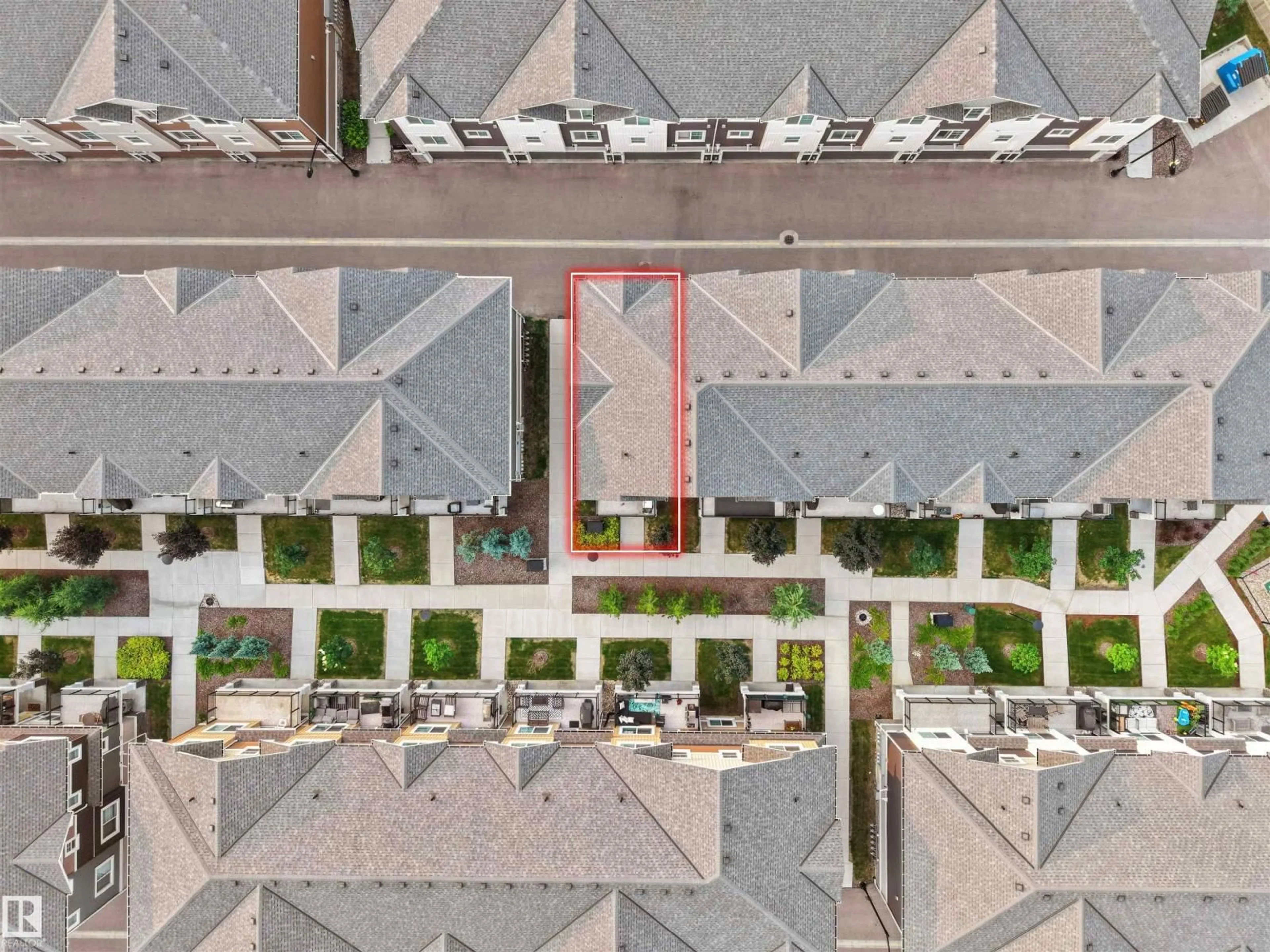 A pic from outside/outdoor area/front of a property/back of a property/a pic from drone, street for #31 - 230 EDGEMONT RD NW, Edmonton Alberta T6M0Y8