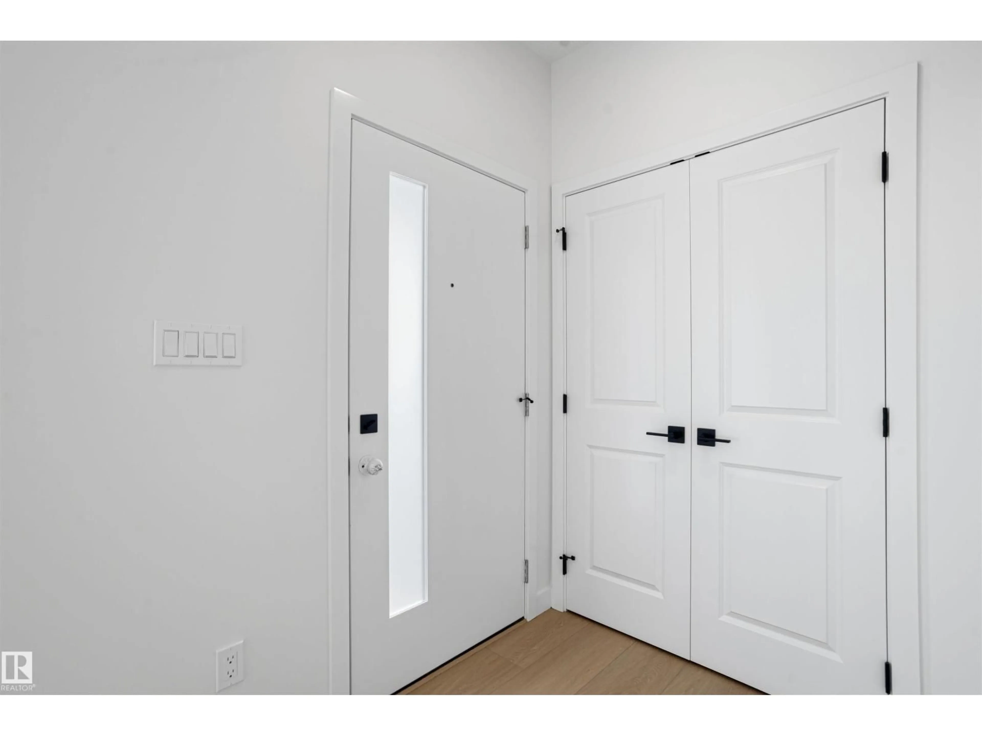 Indoor entryway for NW - 1508 209 ST, Edmonton Alberta T6M3N8