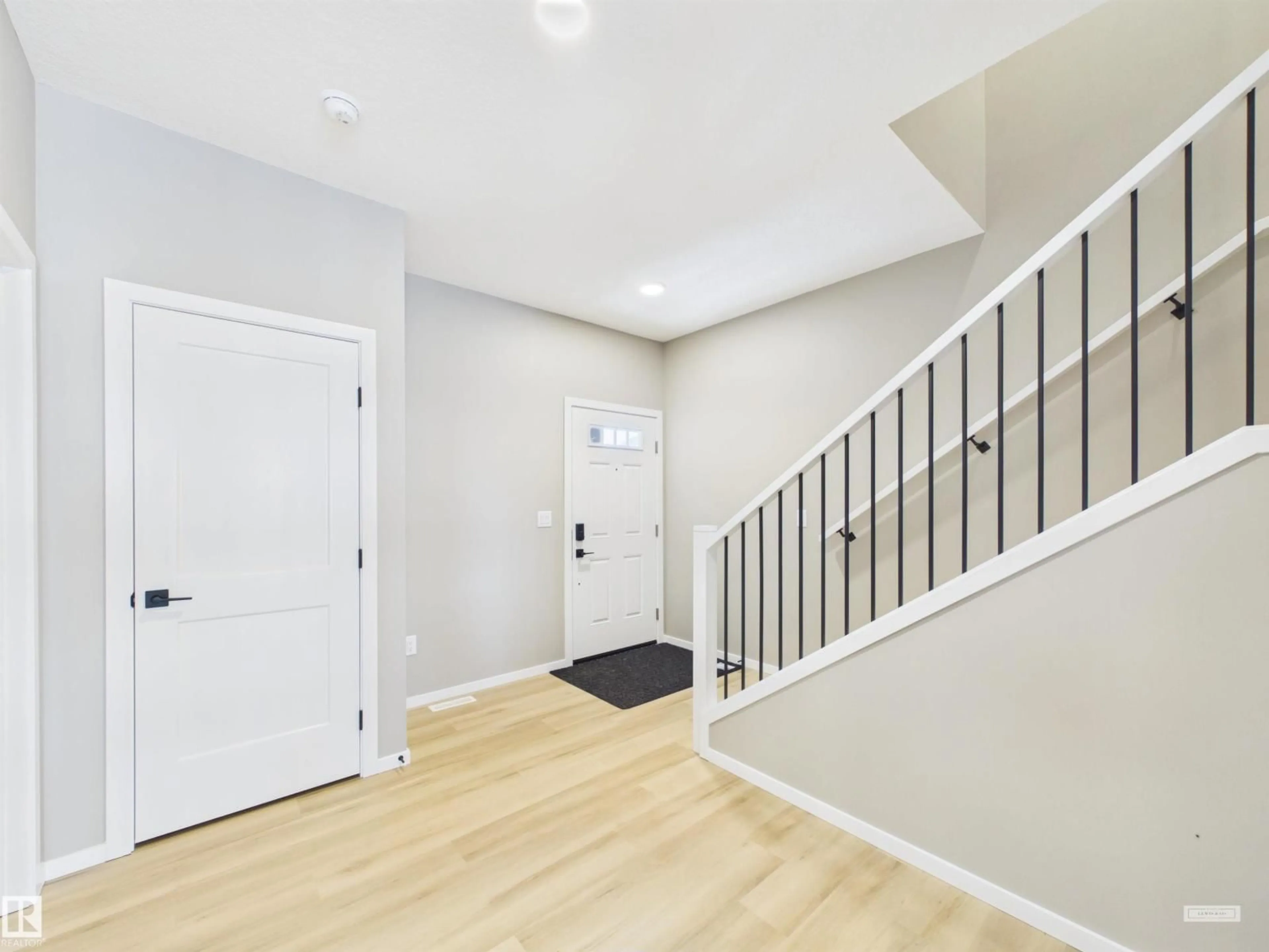 Indoor entryway for 119 HILTON CV, Spruce Grove Alberta T7X1Y4